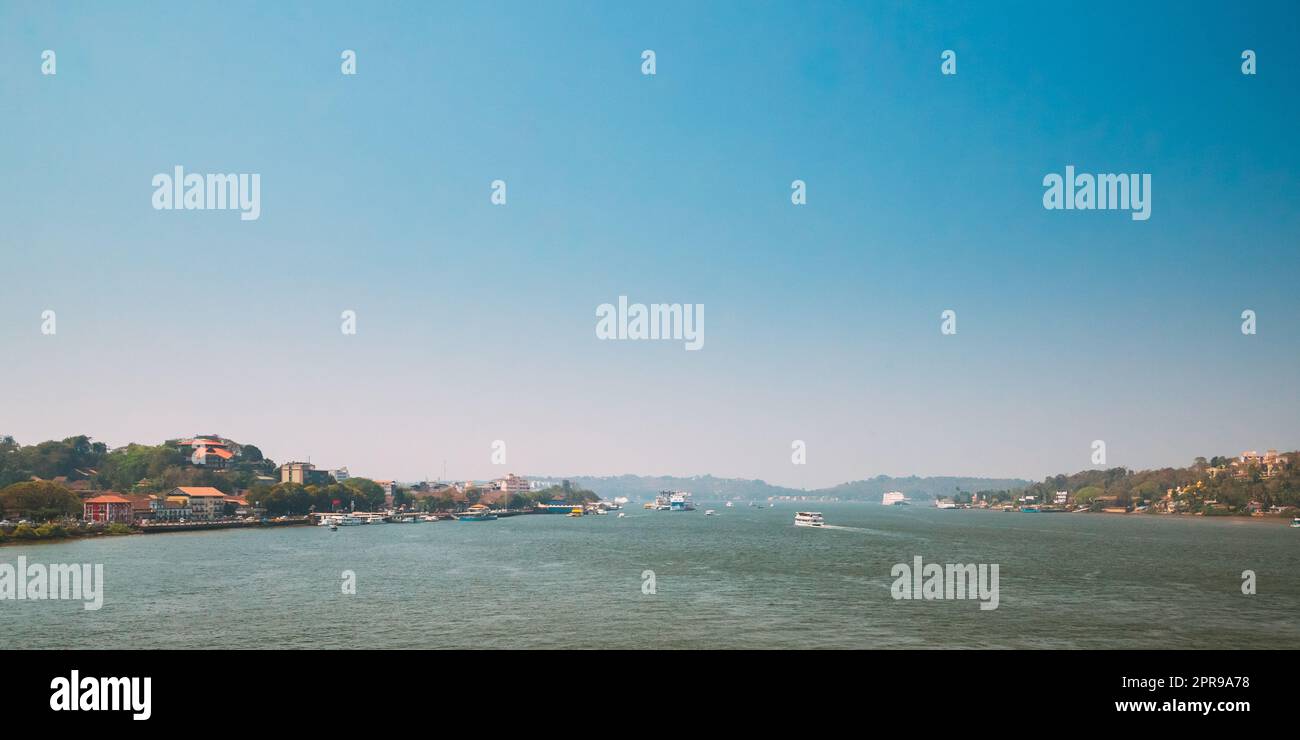 Panaji, Goa, India. Navigazione in acqua sul fiume Mandovi. Navi galleggianti sul fiume Foto Stock