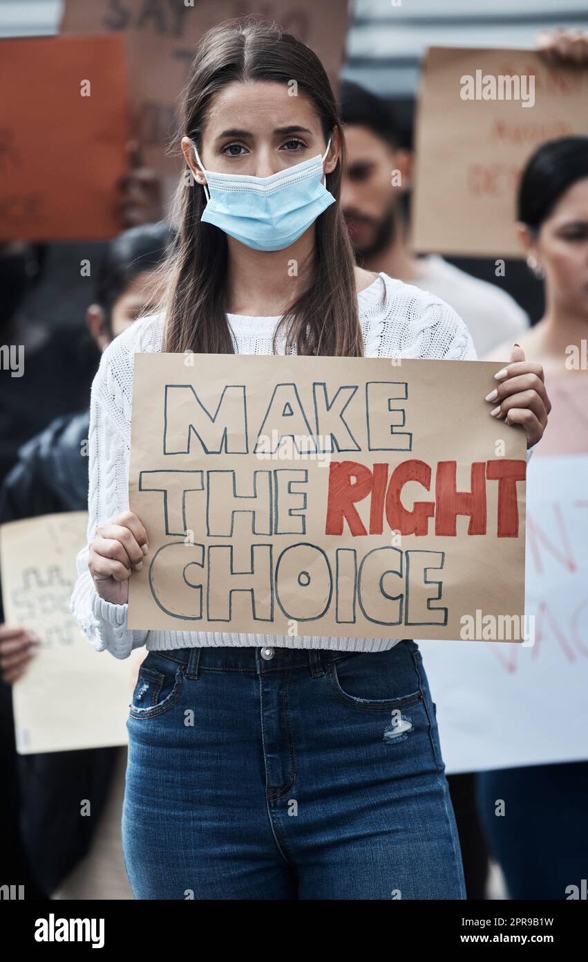Fare la scelta per noi è sbagliata: Una giovane donna che protestava per una marcia vaccinata. Foto Stock