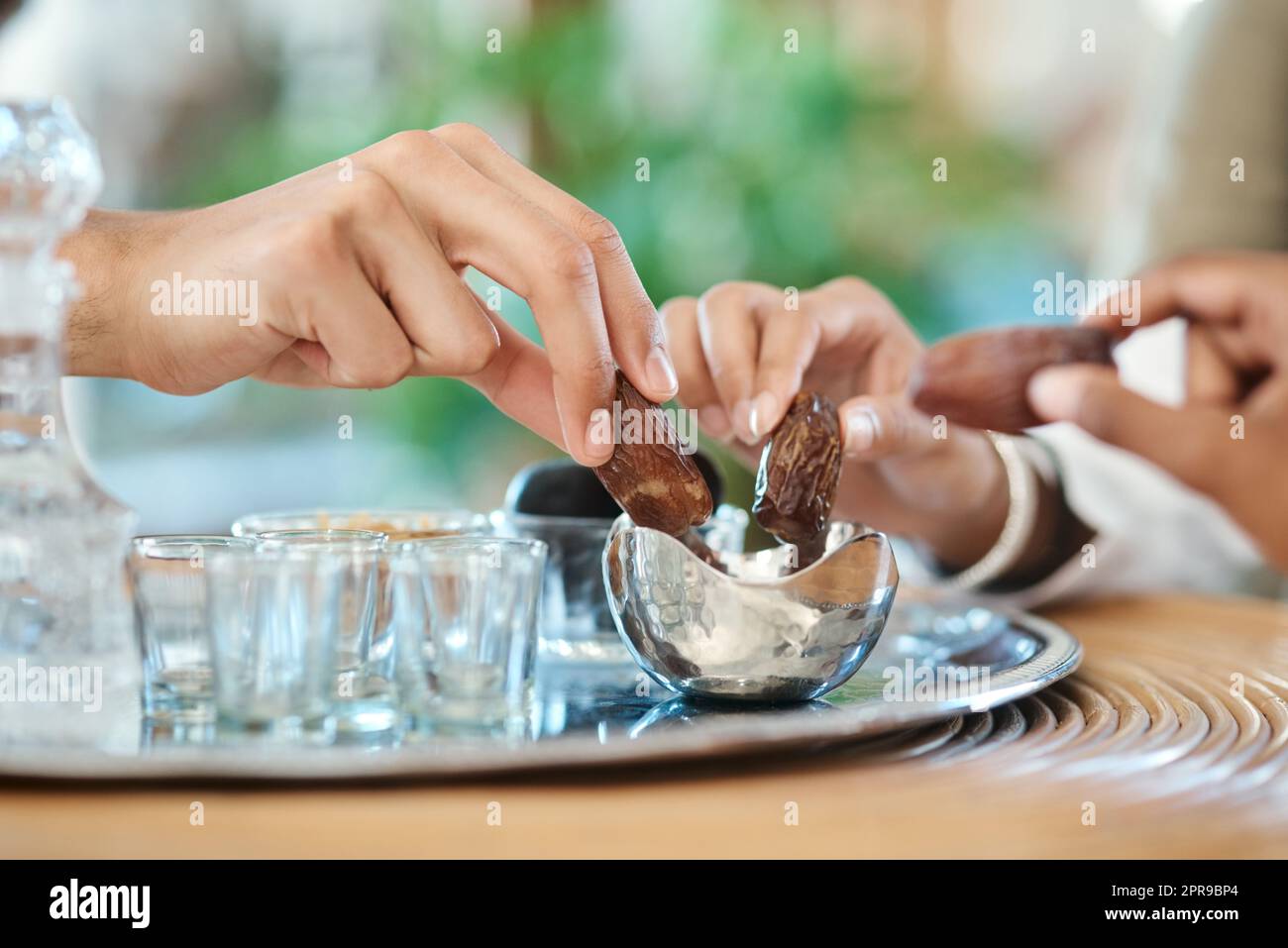 Ramadan mi rende sempre riconoscente: Una famiglia musulmana che infranse il loro digiuno con le date. Foto Stock