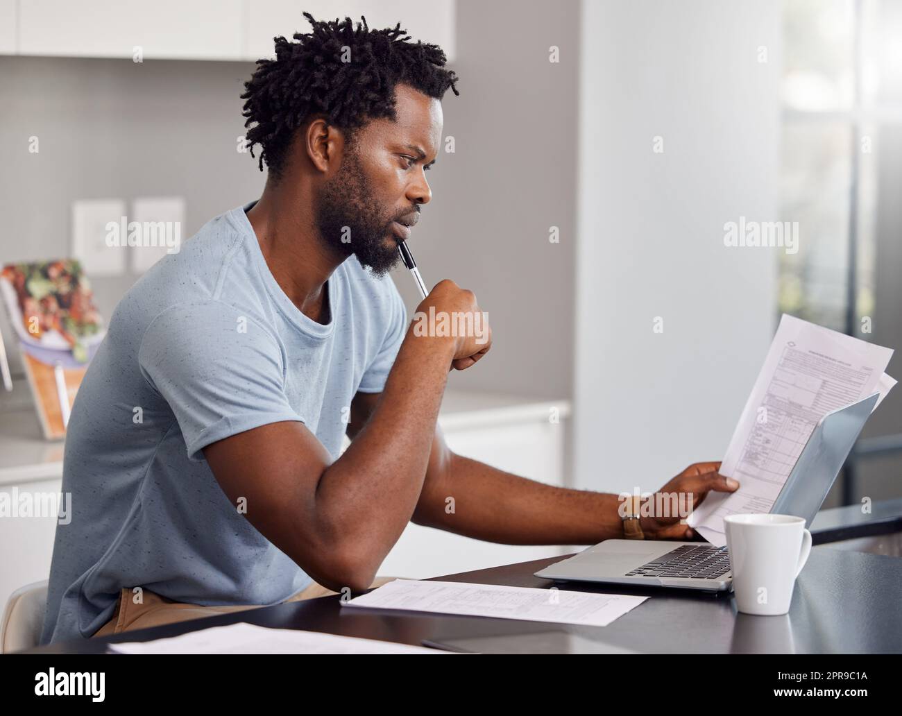 È meglio essere giorni migliori sulla strada. Un uomo che passa attraverso un po 'di documenti e guardare preoccupato a casa. Foto Stock