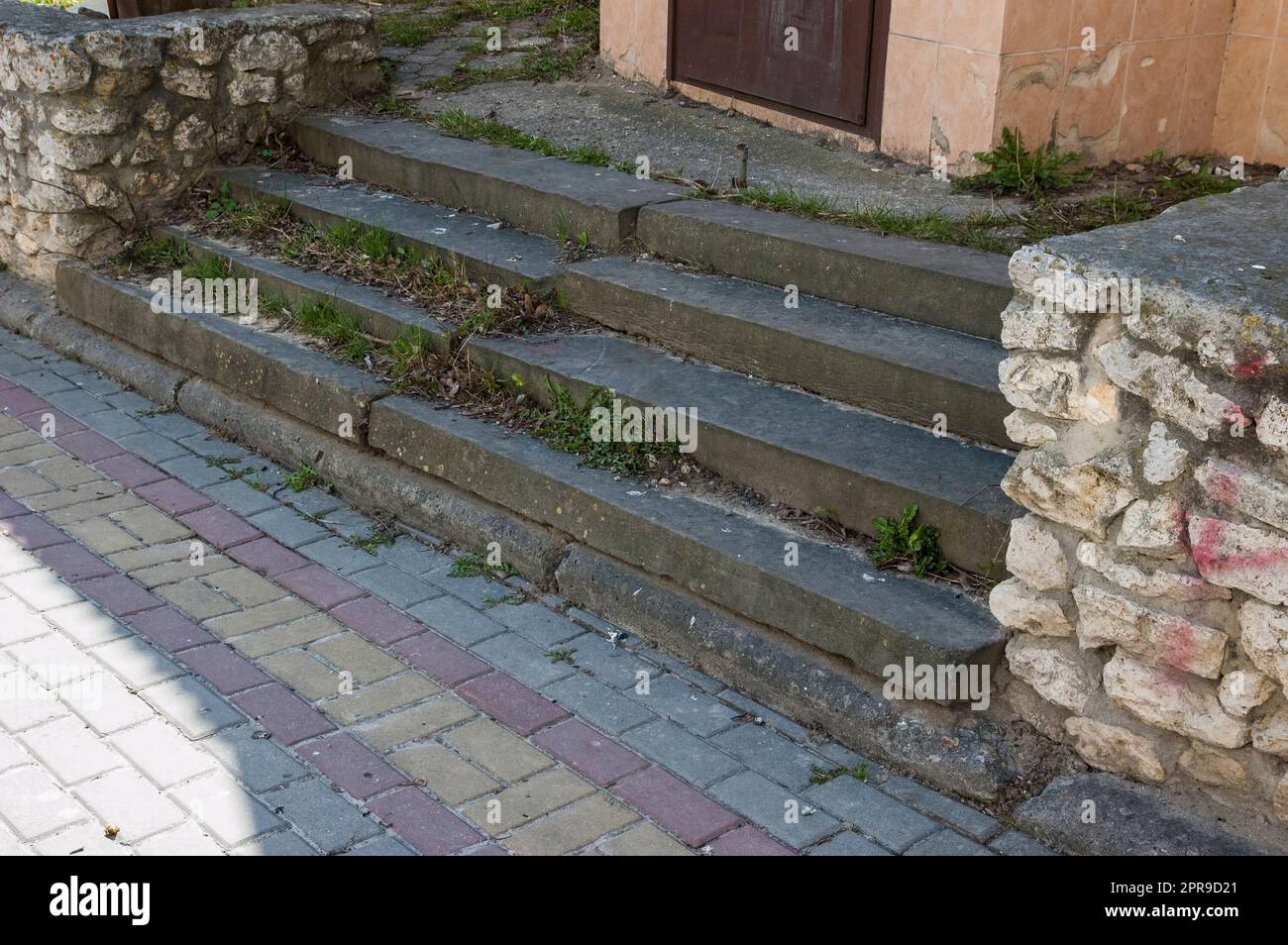 vecchi gradini in cemento ricoperti di erba, passerella pavimentata Foto Stock