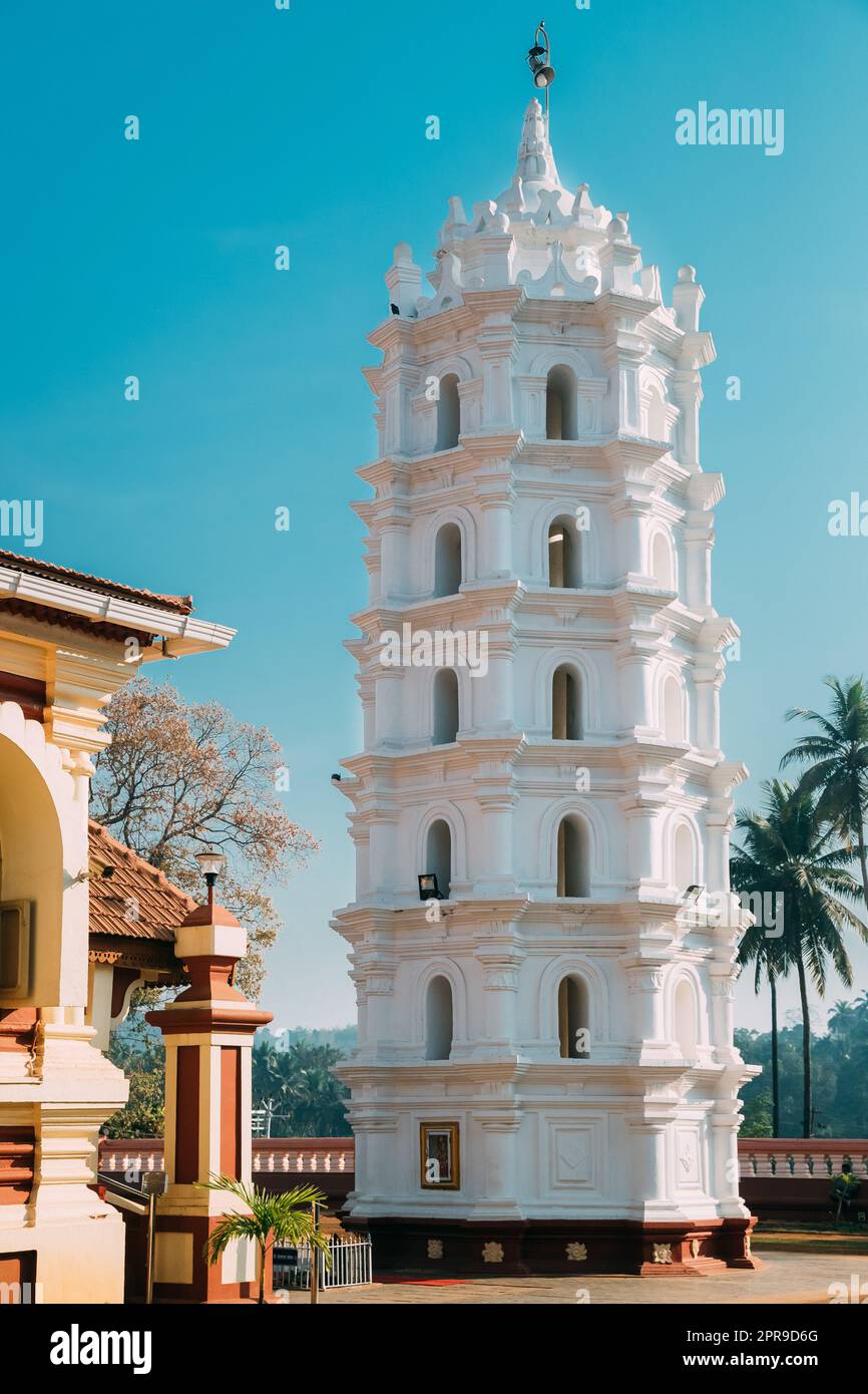 Kavlem, Phonda, Goa, India. Shree Shantadurga Mandir, Tempio di Kavlem. Famoso punto di riferimento e destinazione popolare. Torre della lampada bianca. Shantadurga Devi Foto Stock