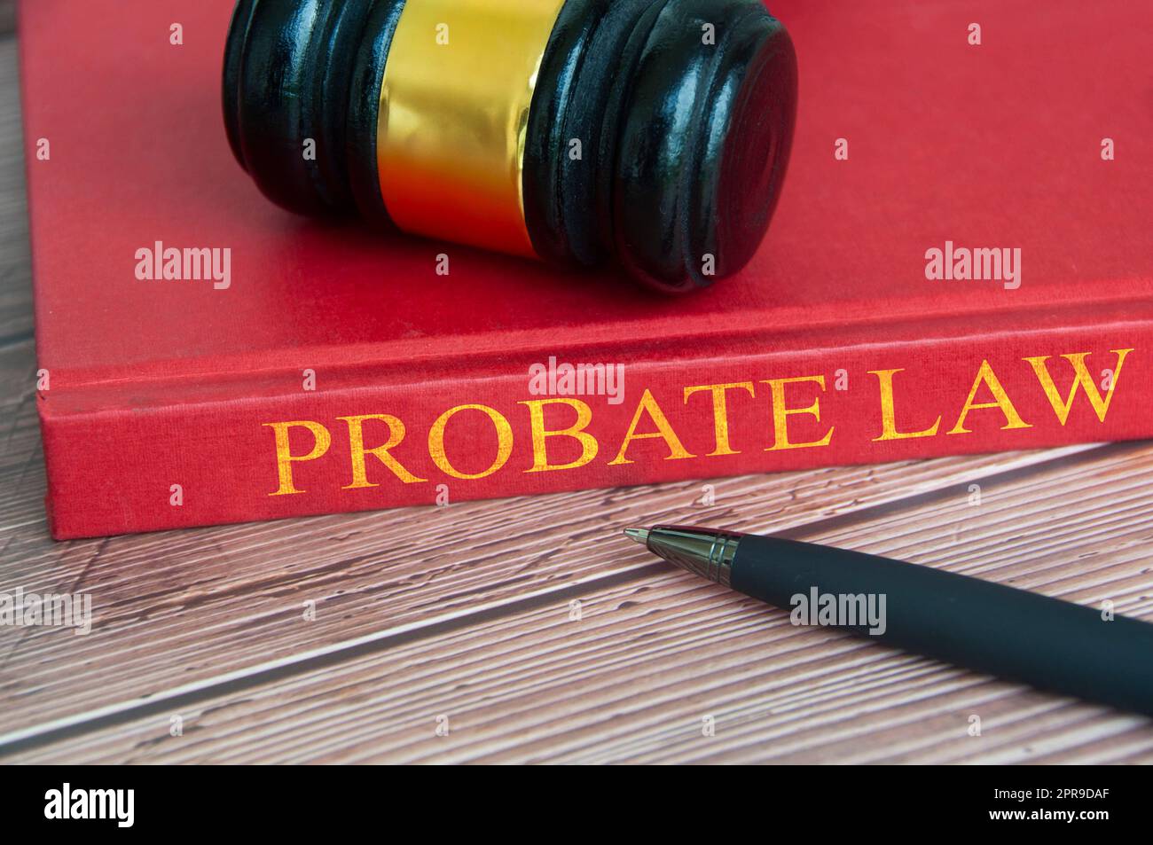 Libro Judge Gavel e Probate Law su una scrivania di legno. Foto Stock