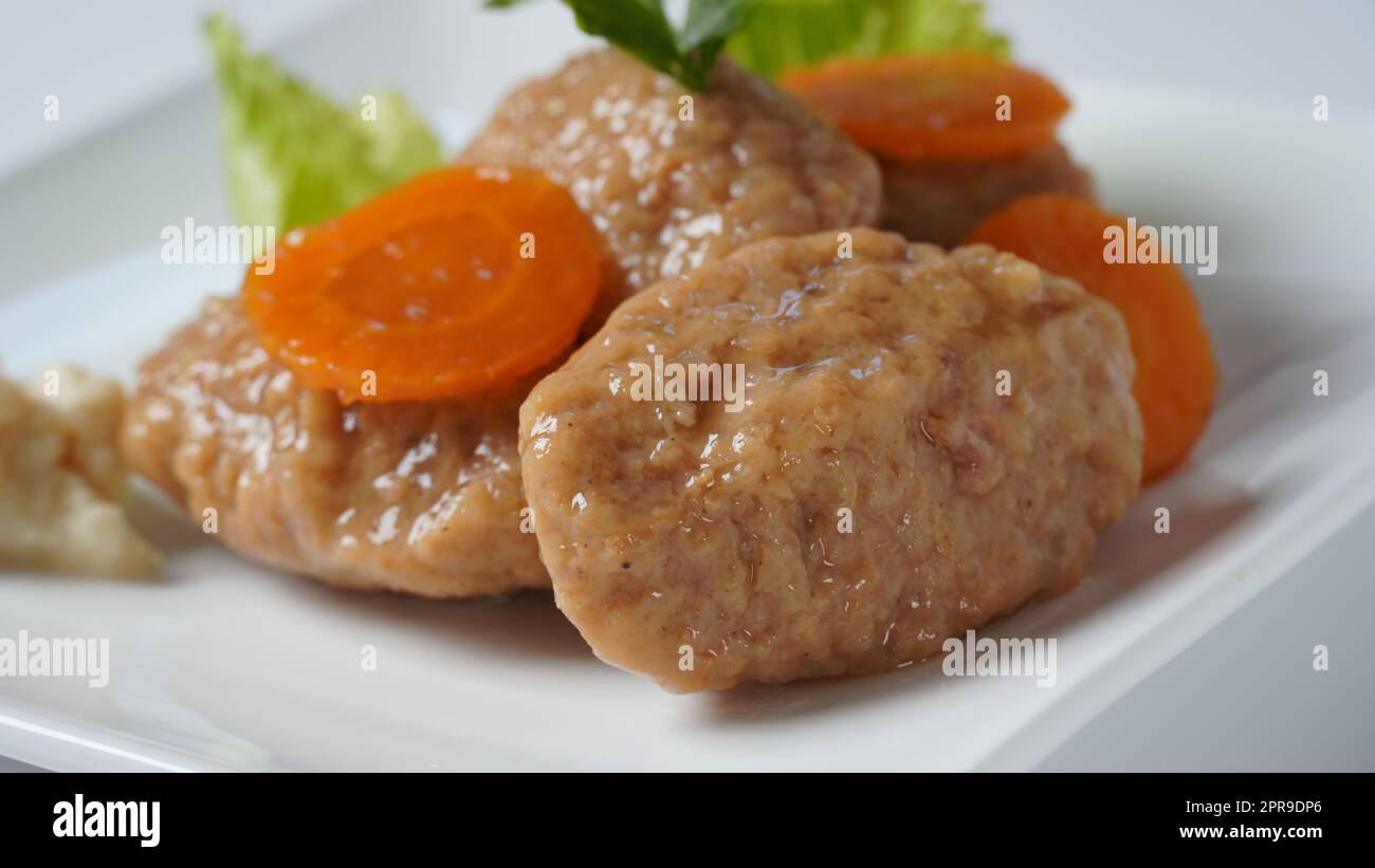 Tradizionale cibo ebraico passtover gefilte pesce con carote, rafano e lattuga Foto Stock