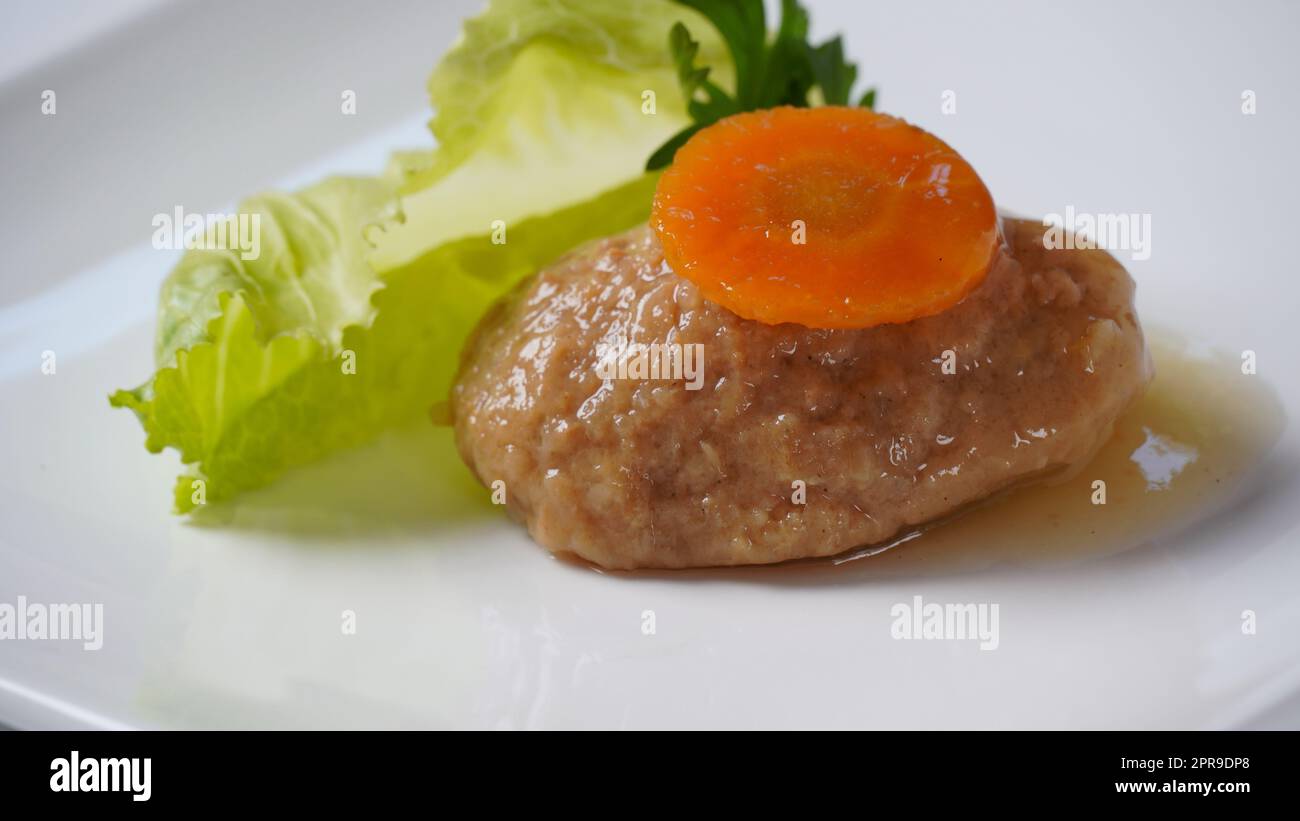 Tradizionale cibo ebraico passtover gefilte pesce con carote, rafano e lattuga Foto Stock