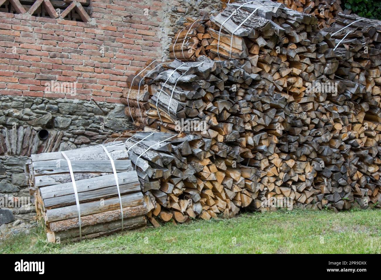 legno asciutto vicino al capannone di deposito Foto Stock