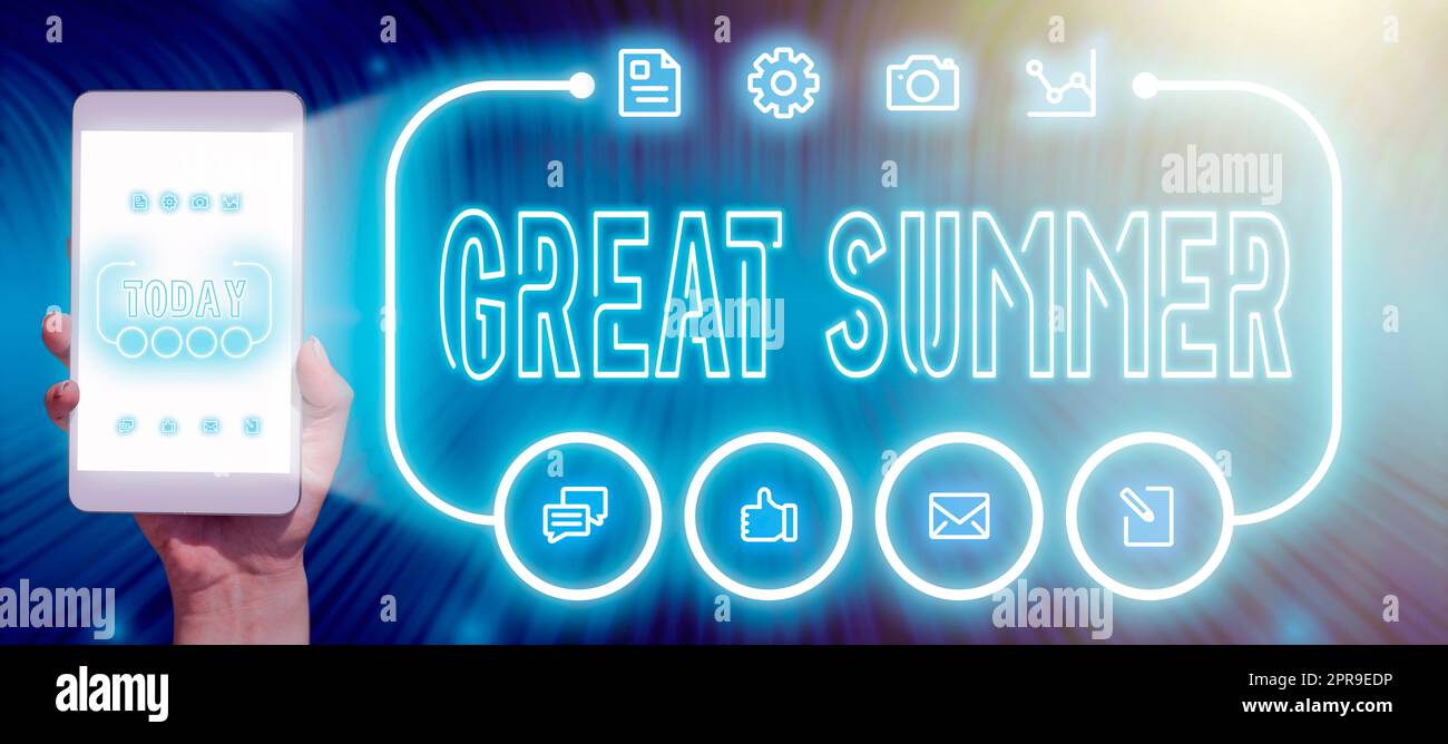 Ispirazione che mostra il segno grande estate. Idea di business divertirsi buon sole andare in spiaggia godere di un uomo d'affari all'aperto che tiene Un tablet con I LED digitali luminosi in Una cornice futuristica. Foto Stock