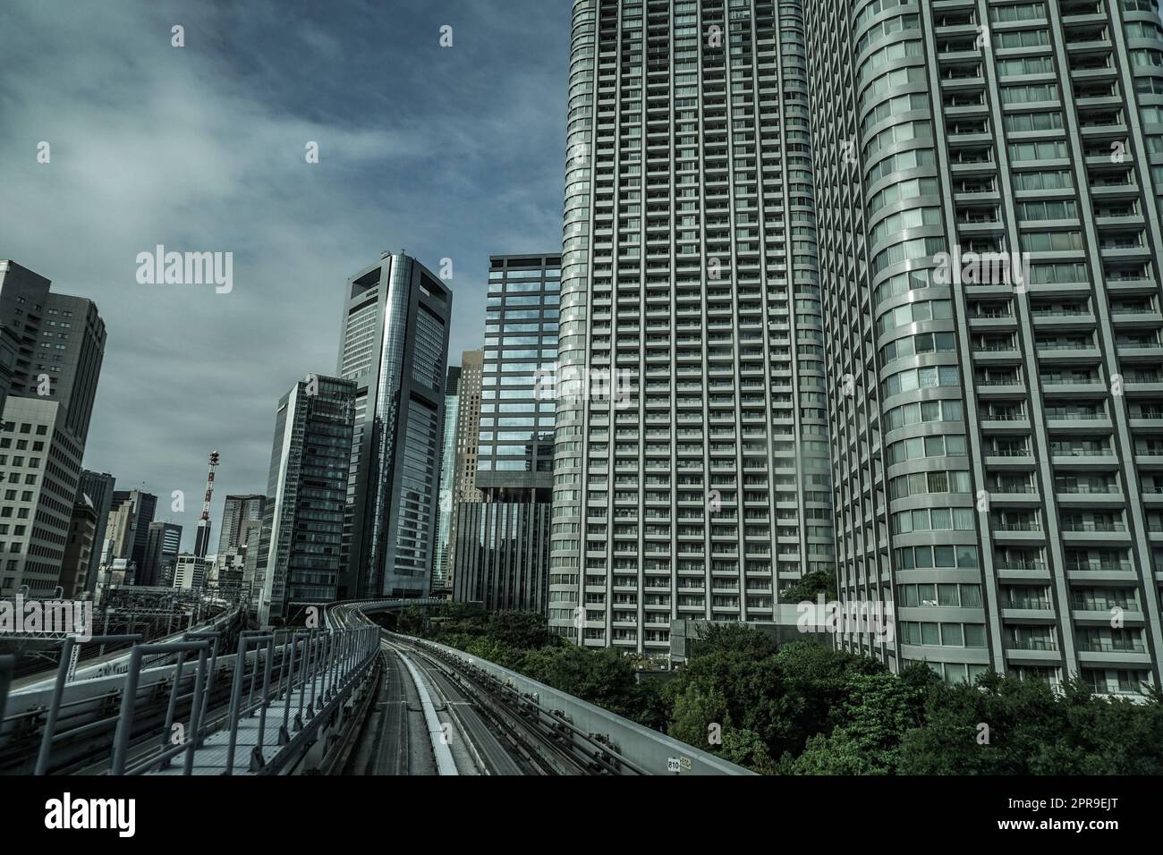 Tokyo di edifici visibili da yurikamome Foto Stock
