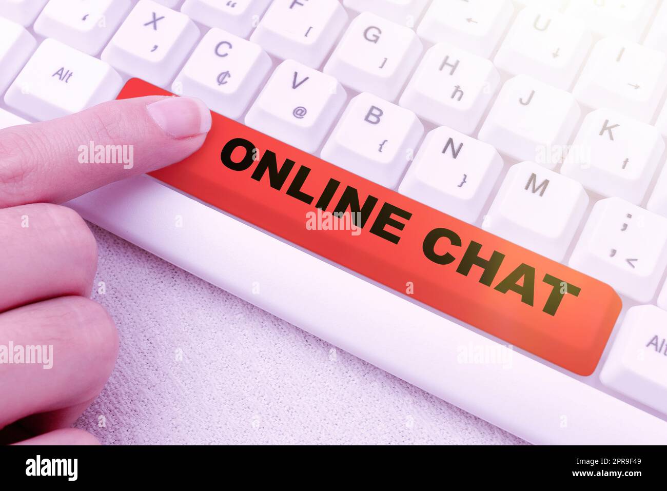 Firma la visualizzazione della chat online. Approccio aziendale parlare con un amico o qualcuno attraverso internet e PC telefono -48851 Foto Stock
