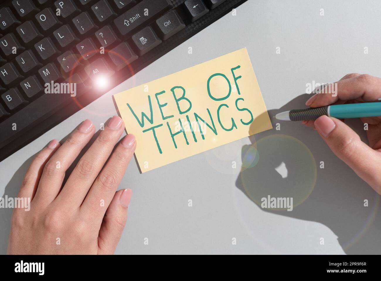 Ispirazione che mostra segni Web delle cose. Concetto di business tecnologia Internet online moderno servizio dati comunicazione donna d'affari che tiene nota con messaggio importante sulla scrivania dell'ufficio. Foto Stock