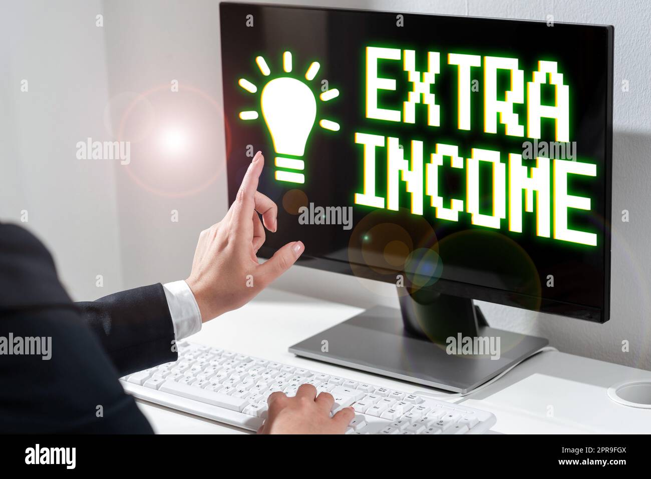 Didascalia di testo che presenta entrate extra. Panoramica aziendale fondi aggiuntivi ricevuti o guadagnati da una donna non regolare che digita aggiornamenti sul giro superiore e indica nuove idee con un solo dito. Foto Stock