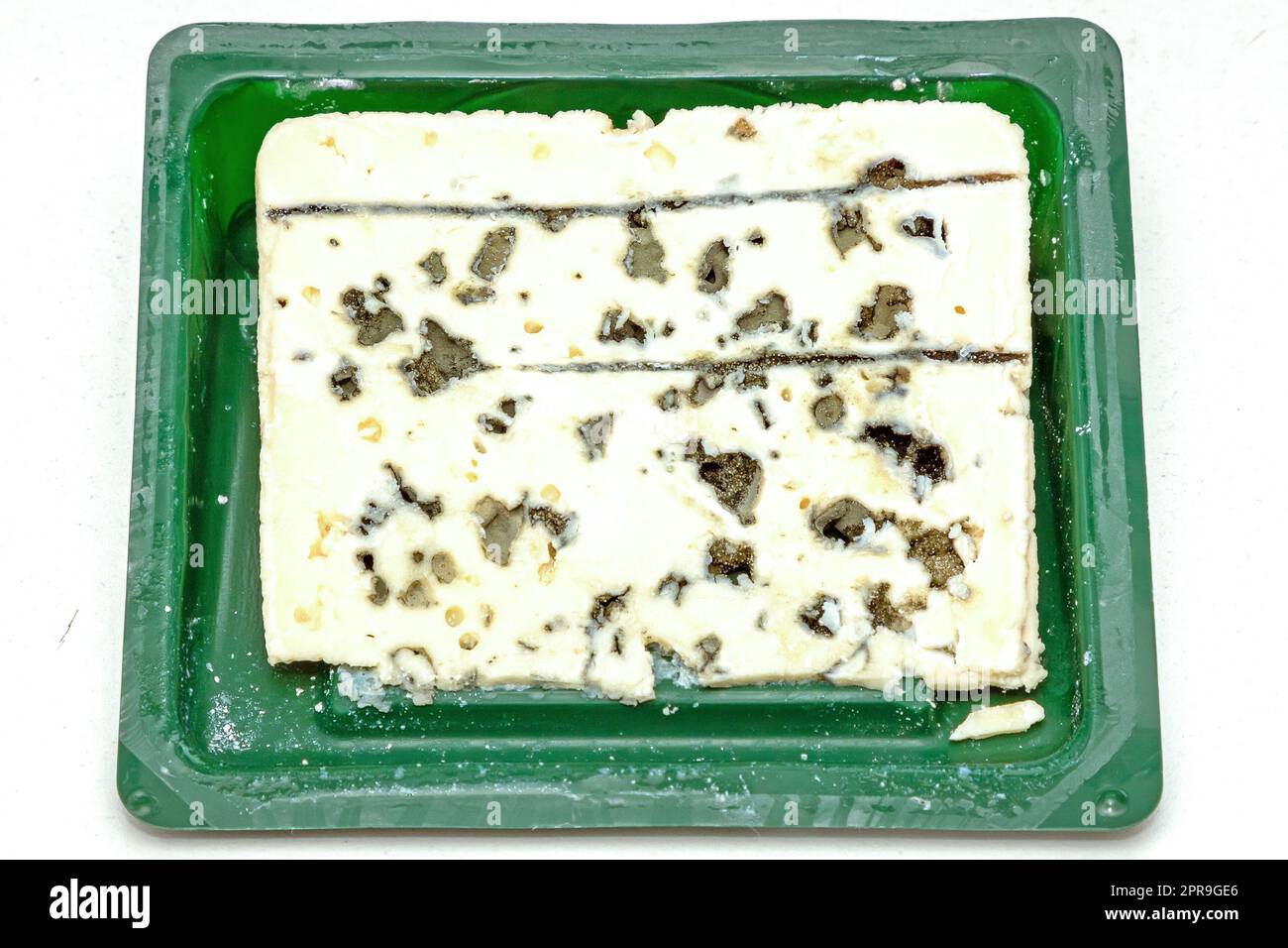 Muffa di formaggio blu su plastica Foto Stock