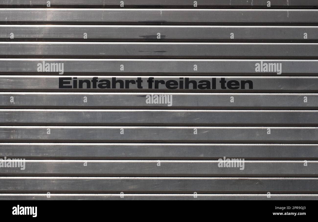 Porta garage tedesca con testo Einfahrt freihalten transl. Tieni libero l'ingresso Foto Stock