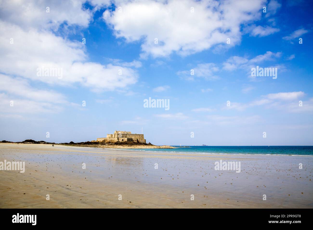 Forte Nazionale, spiaggia e mare nella città di Saint-Malo, Bretagna, Francia Foto Stock
