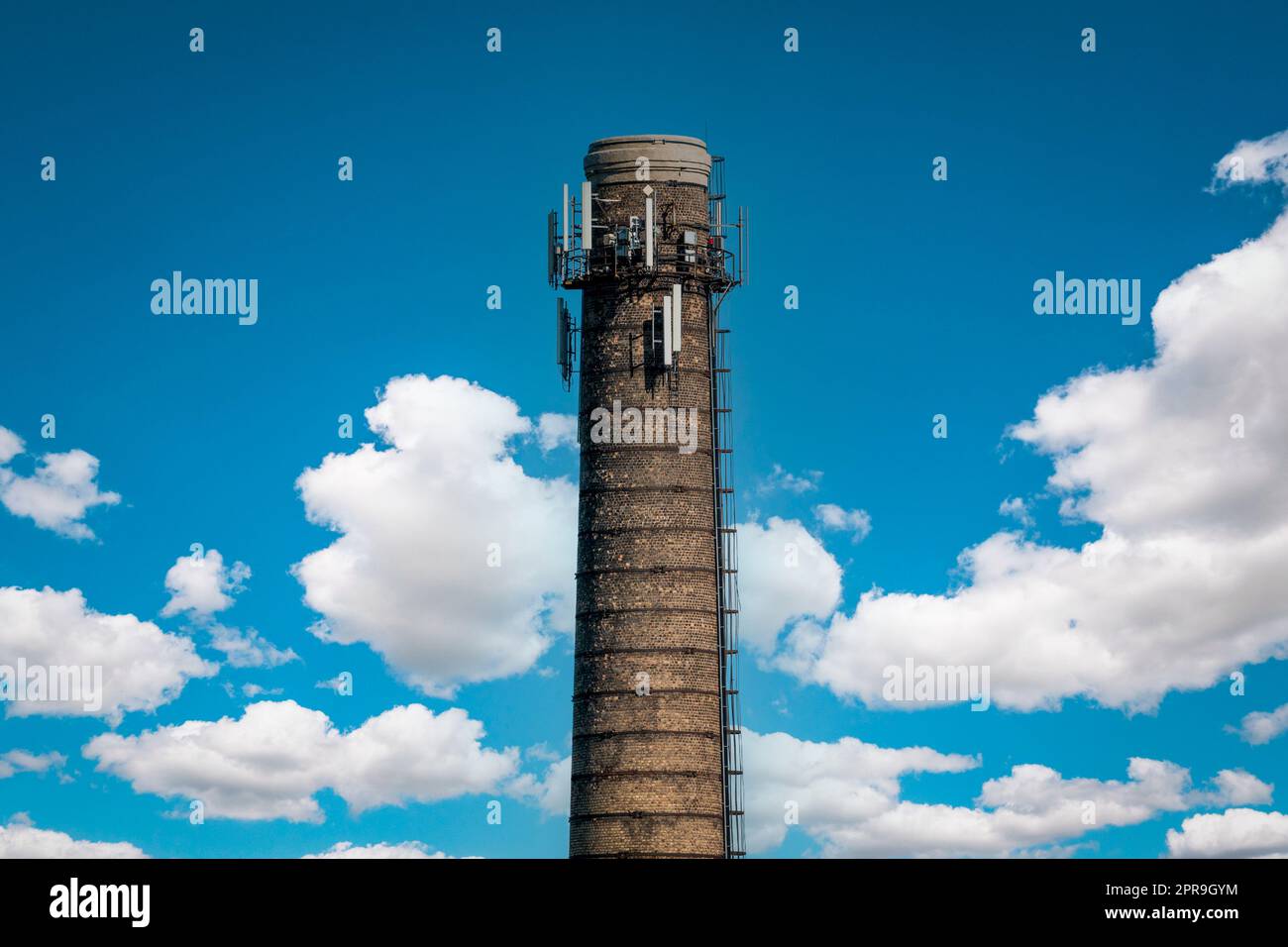 Camino di una centrale termica di un locale caldaia riscaldamento su sfondo cielo Foto Stock