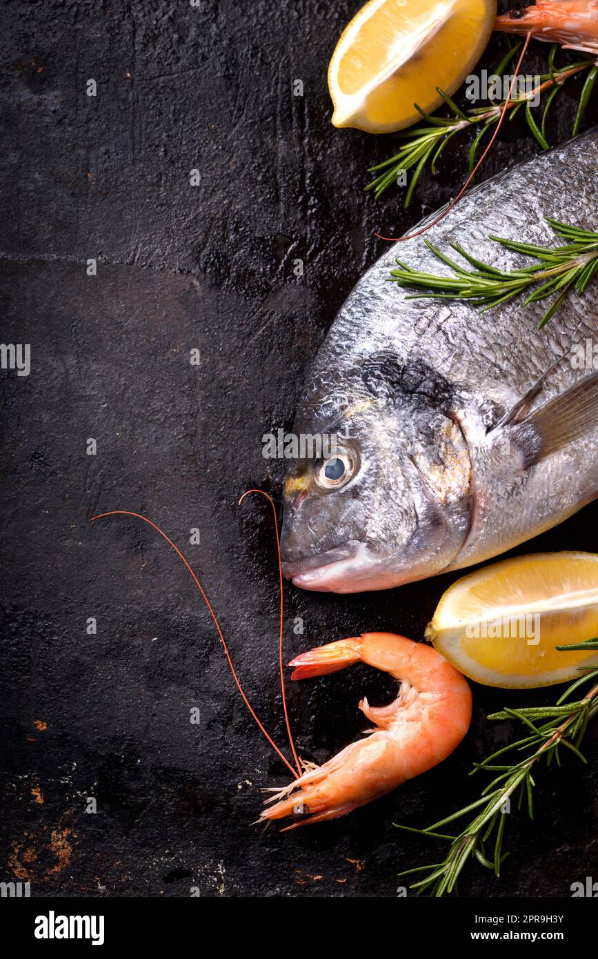 Frutti di mare su sfondo nero Foto Stock