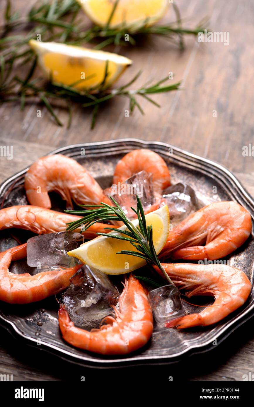 Gamberetti freschi con rosmarino Foto Stock