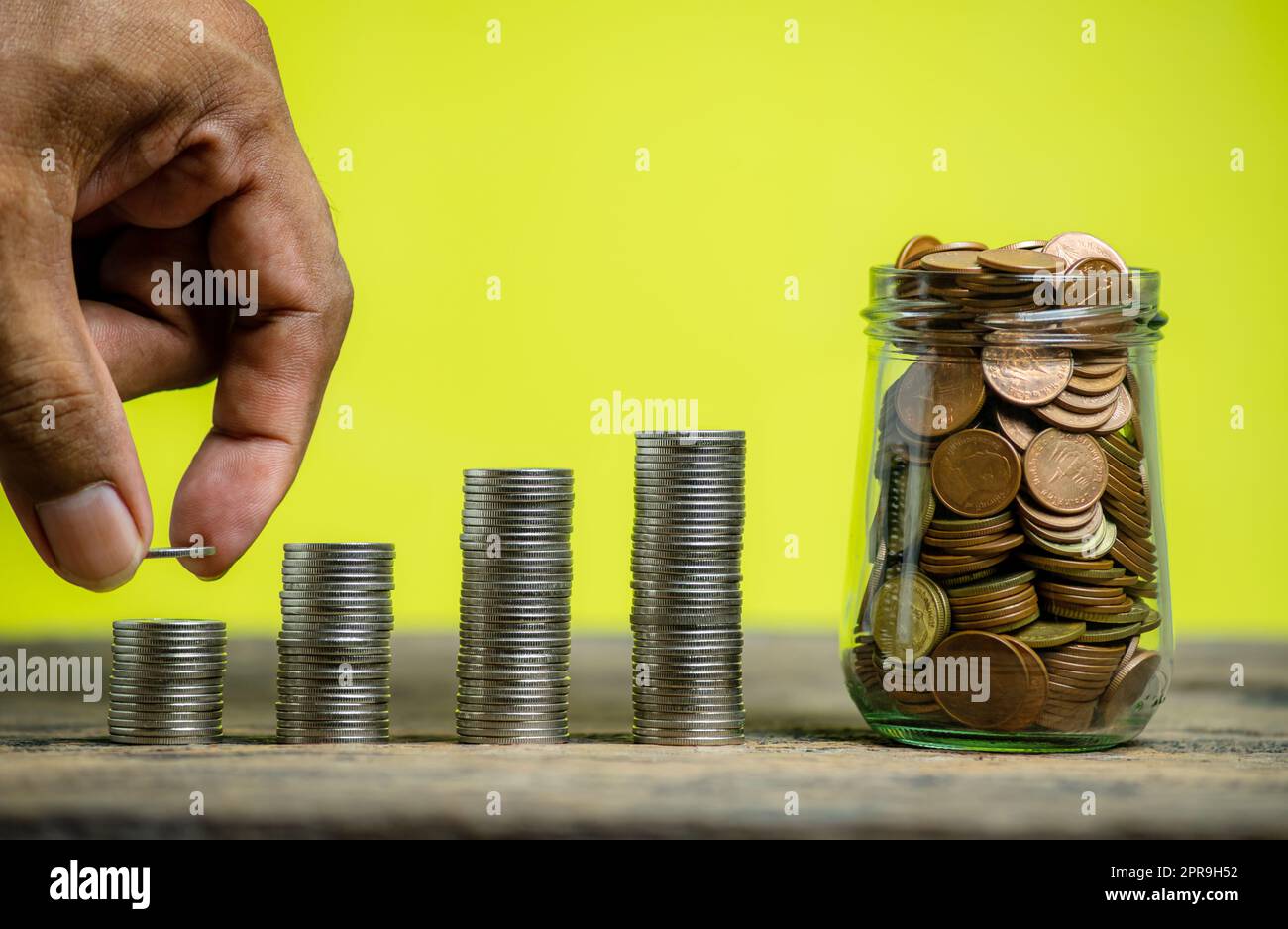 Risparmiare denaro e conti bancari per il concetto di finanza Foto Stock