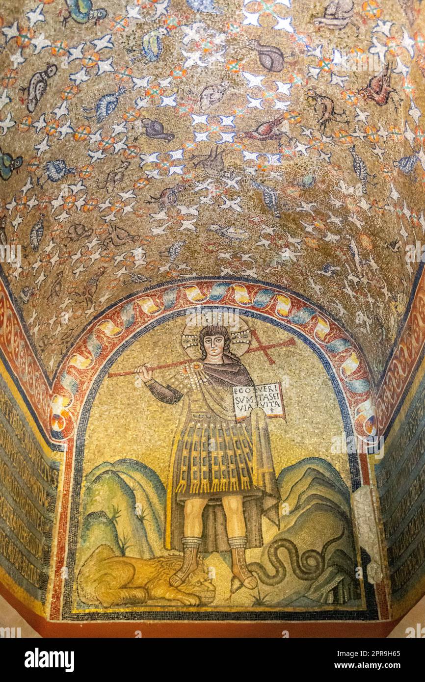 La Cappella Arcivescovile (o Cappella Arcivescovile) è una cappella situata al primo piano del palazzo vescovile di Ravenna, la più piccola delle famose Foto Stock