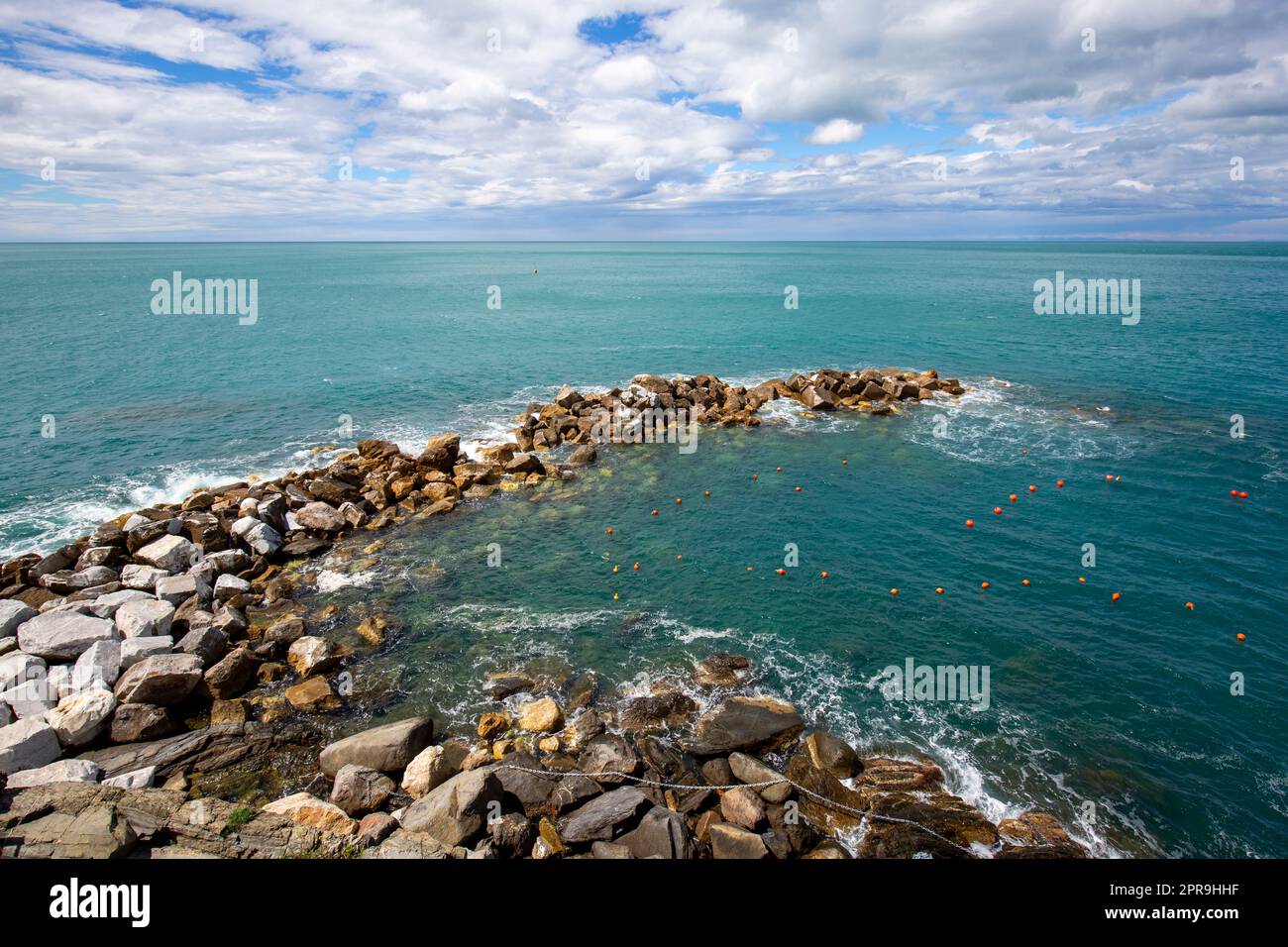 Vista sulle acque del Mar Ligure e sulle rocce, paesaggio pittoresco, Riomaggiore, cinque Terre, Italia Foto Stock