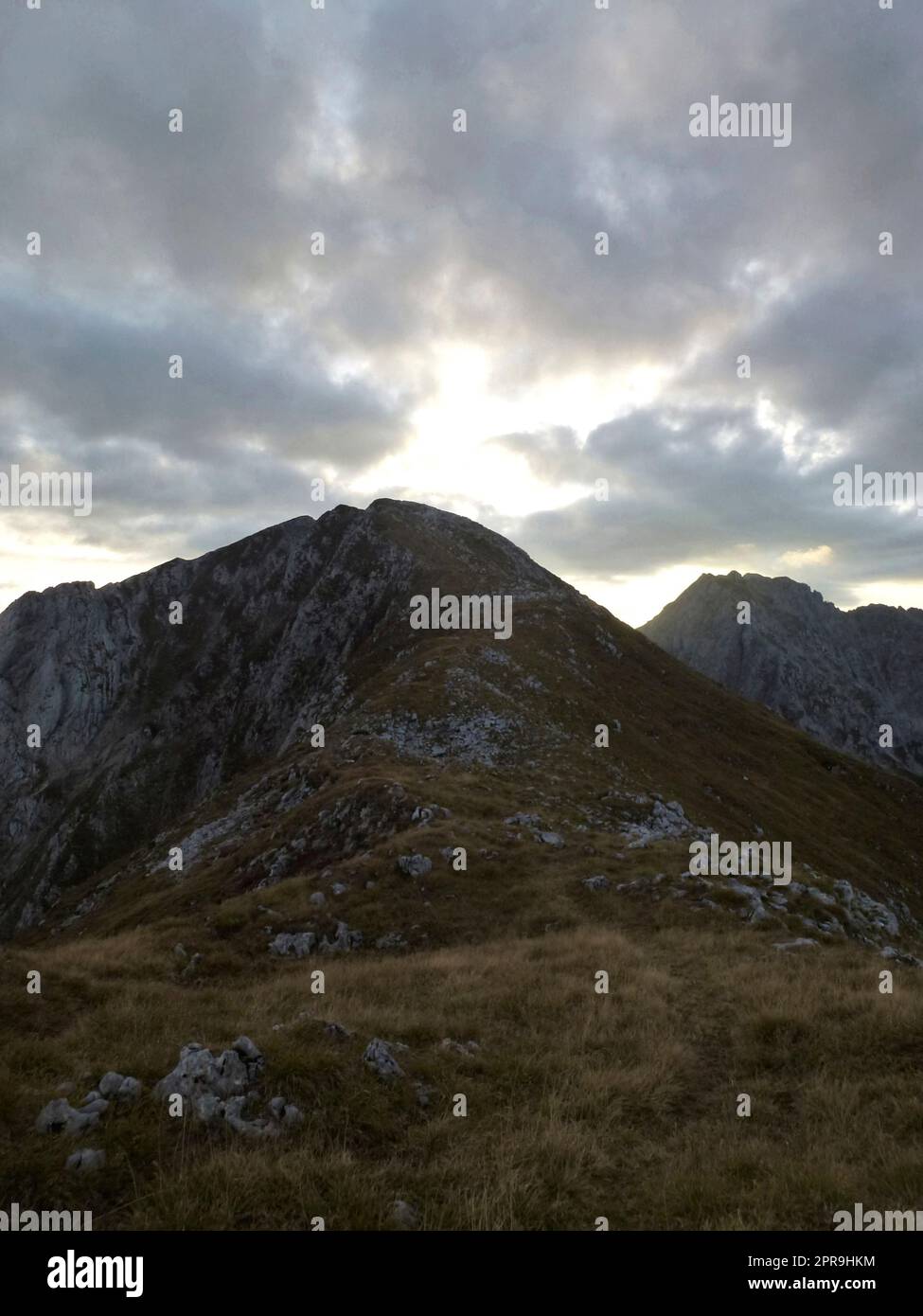 Montagna che attraversa le montagne di Hackenkopfe, Tirolo, Austria Foto Stock