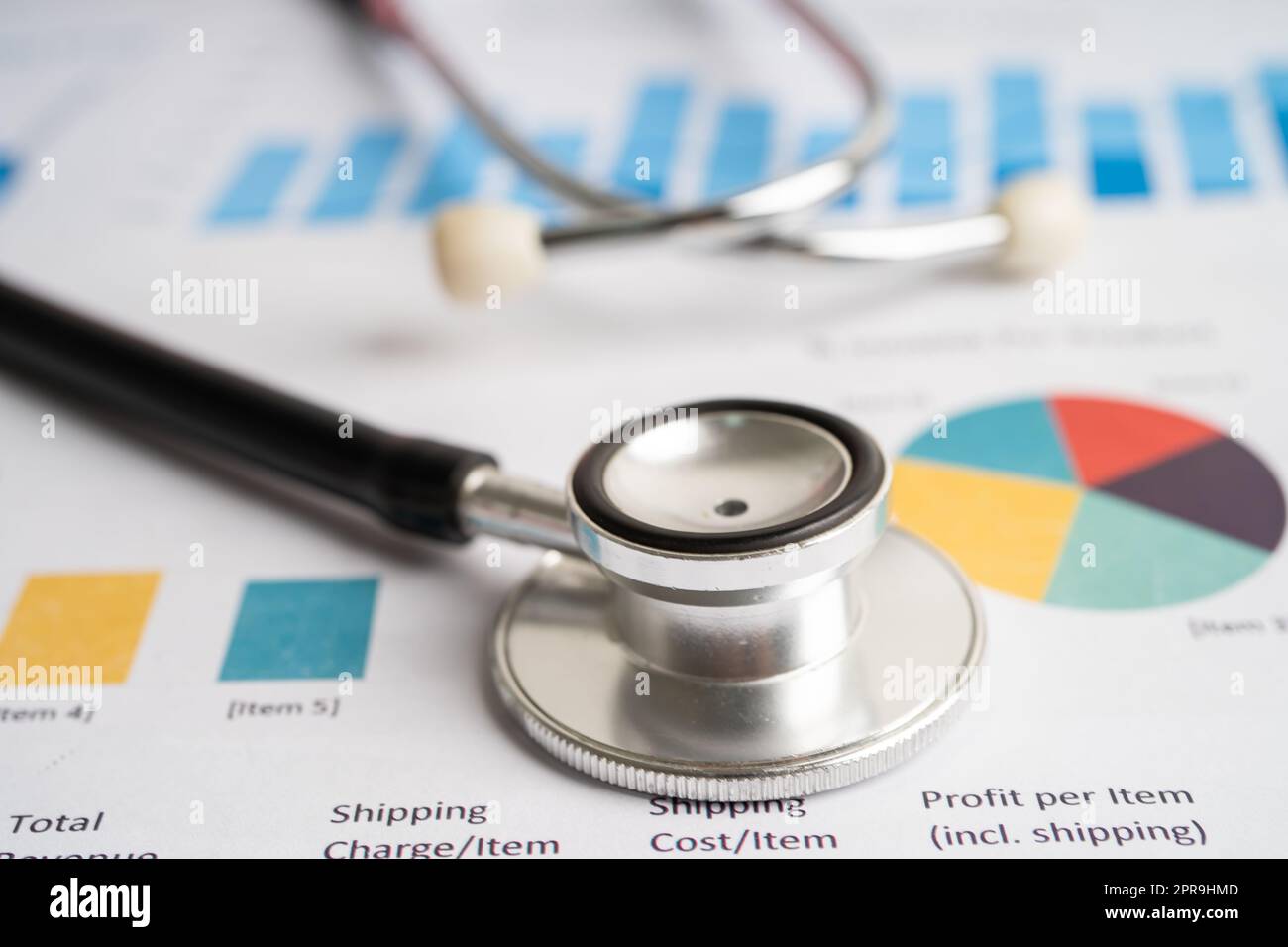 Stetoscopio su carta cartografica e grafica, Finanza, conto, Statistiche, investimenti, Dati analitici di ricerca economia e business Company concept. Foto Stock