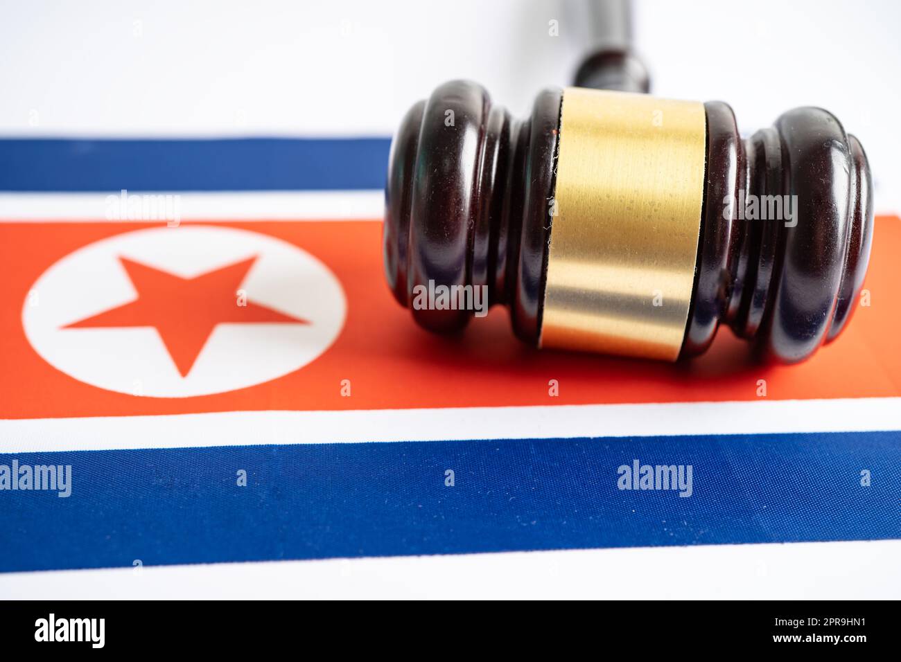Bandiera della Corea del Nord con gavel per avvocato giudice. Concetto di giustizia e diritto. Foto Stock