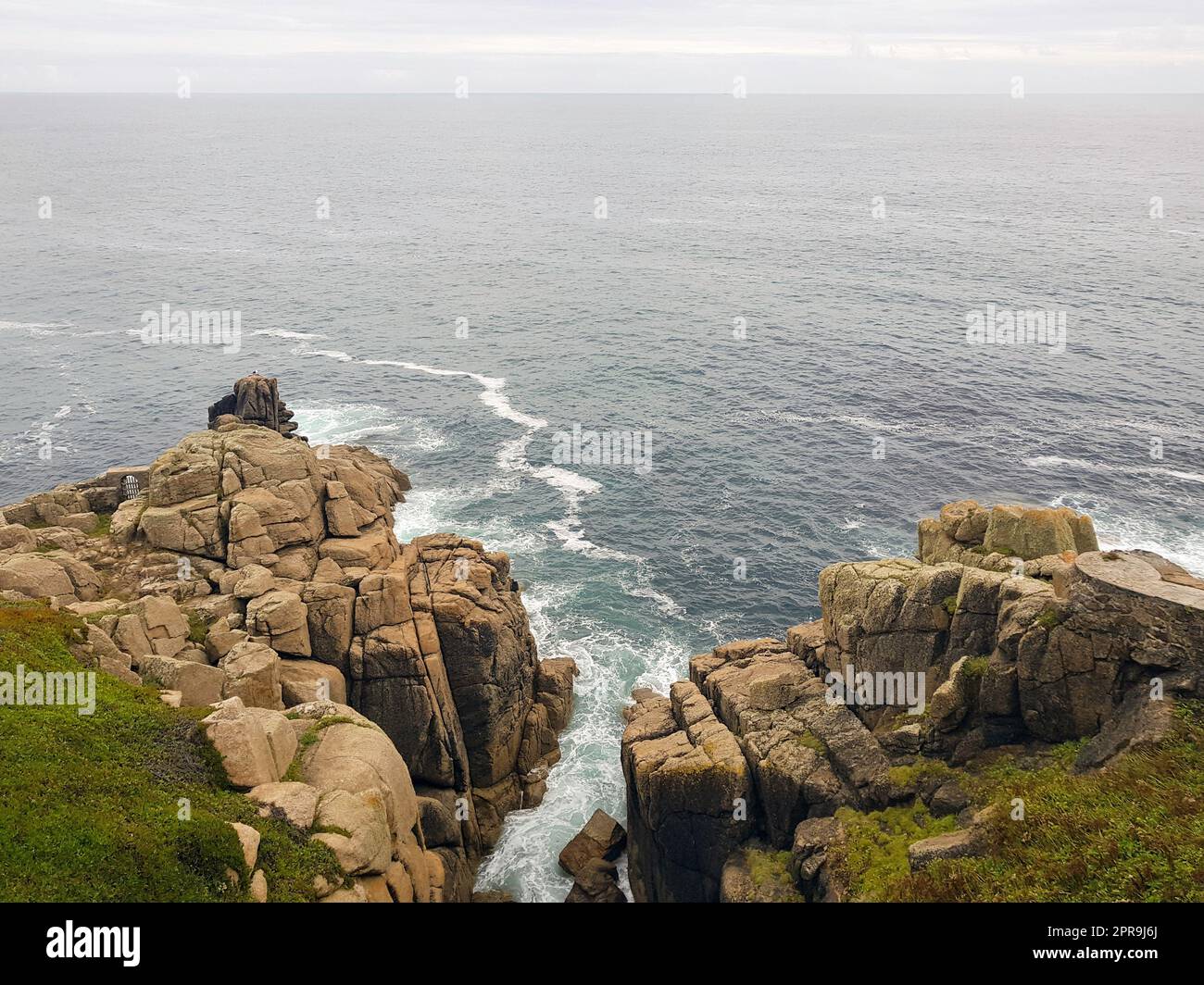 Mar Celtico - una vista dal Minack Theatre, Porthcurno, Penzance, Cornovaglia, Regno Unito Foto Stock