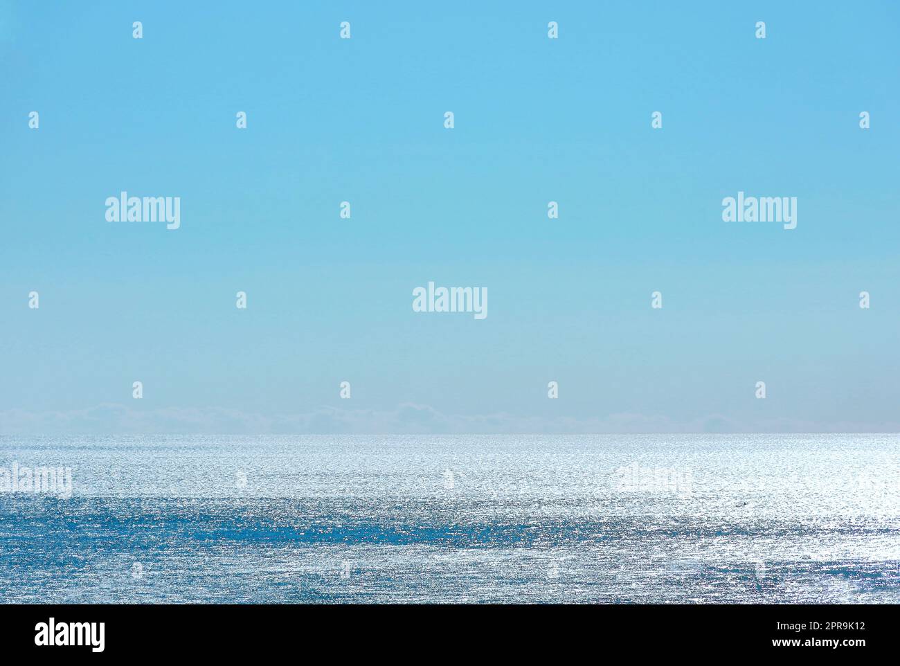 Una vista del mare ampio al mattino che risplende alla luce del sole Foto Stock