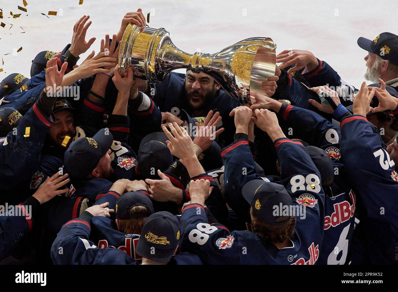 2022/2023 DEL finale gioco #5 | Red Bull München vs ERC Ingolstadt, gioco 5 2023-04-23 in München (Olympia-Eistadion) Jubelszenen sportworld Foto Stock