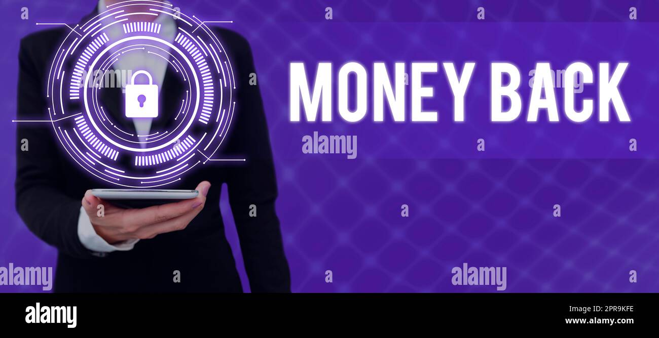 Didascalia di testo che presenta rimborso. Parola per ottenere ciò che hai pagato in cambio di difetti o problemi in un uomo d'affari di prodotti in tuta che tiene la palma aperta, che simboleggia il successo del lavoro di squadra. Foto Stock