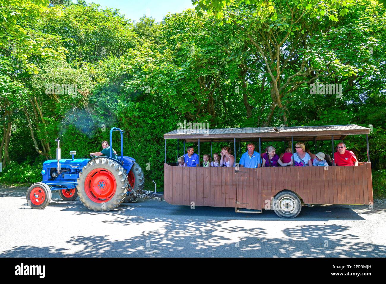 Tour del trattore a Healey's Cornish sidro Farm, Penhallow, Truro, Cornovaglia , in Inghilterra, Regno Unito Foto Stock