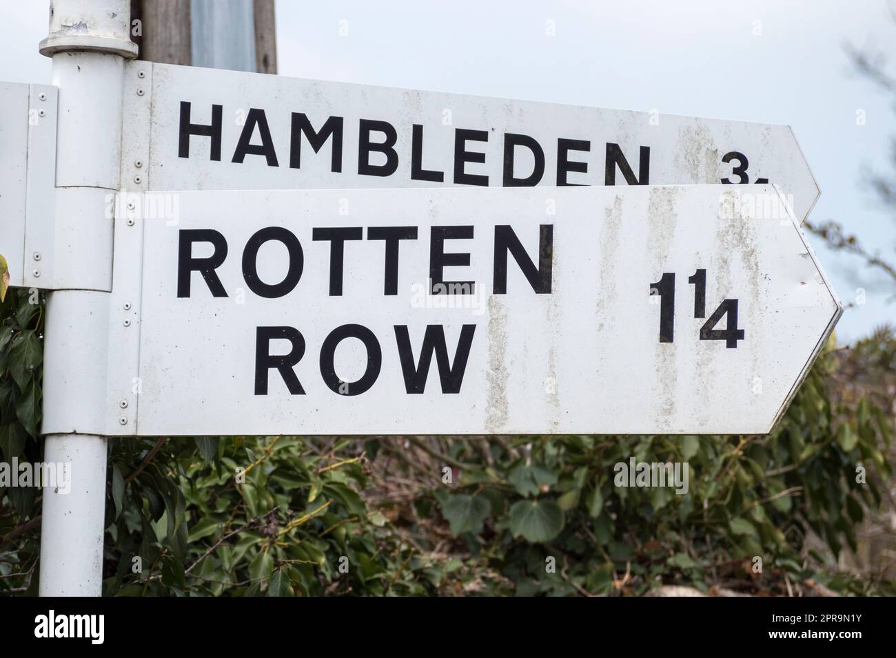 Indicazione stradale locale per "Rotten Row" a Hambleden, Henley-on-Thames, Regno Unito. Foto Stock