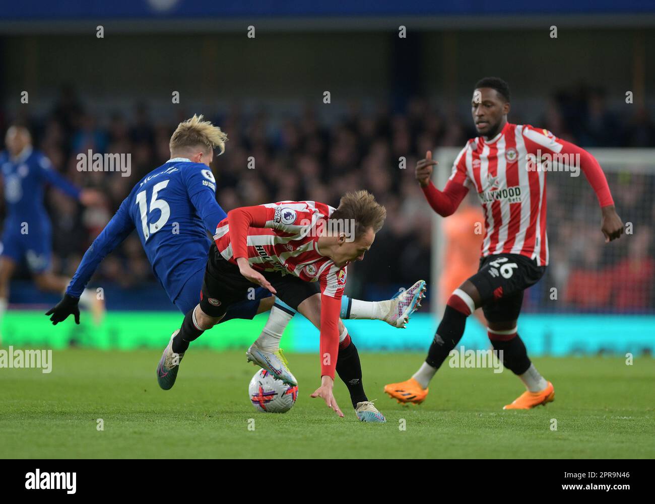 Londra, Regno Unito. 26th Apr, 2023. Mykhaylo Mudryk di Chelsea si scontra con Mikkel Damsgaard del Brentford FC durante la partita della Chelsea vs Leeds United Premier League allo Stamford Bridge London Credit: MARTIN DALTON/Alamy Live News Foto Stock