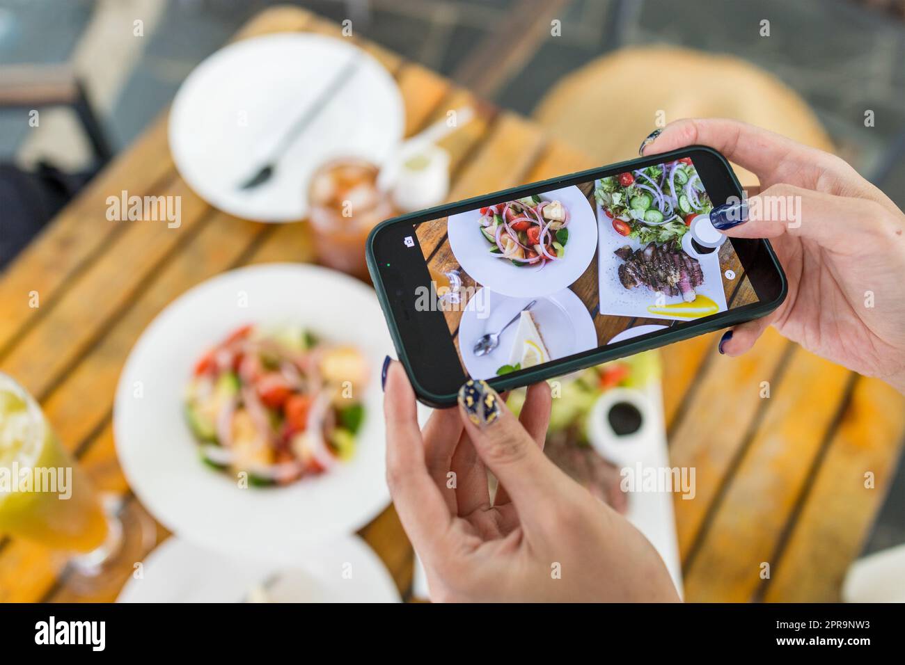 Scatta una foto del cibo nella caffetteria all'aperto Foto Stock