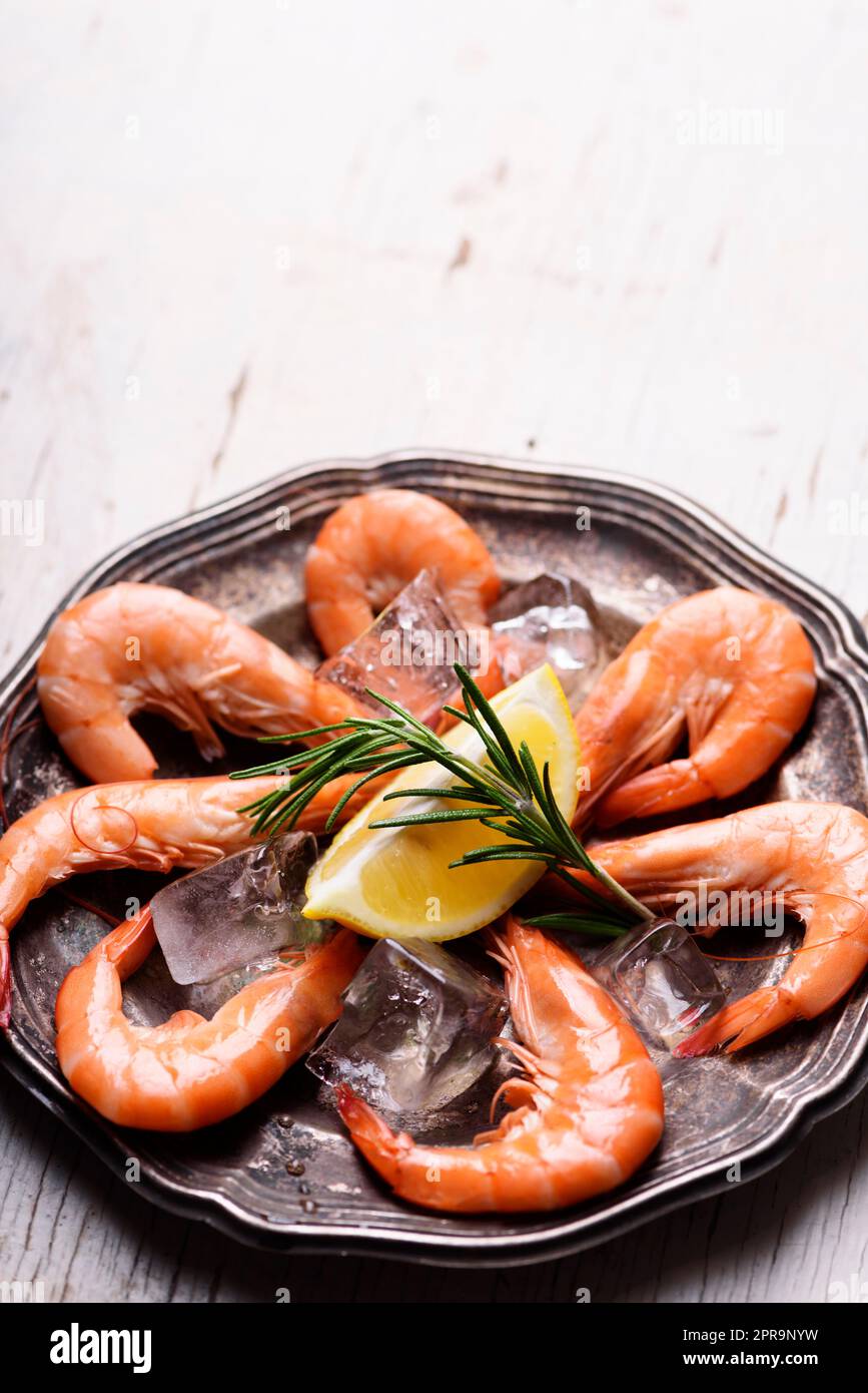 Gamberetti freschi con rosmarino Foto Stock