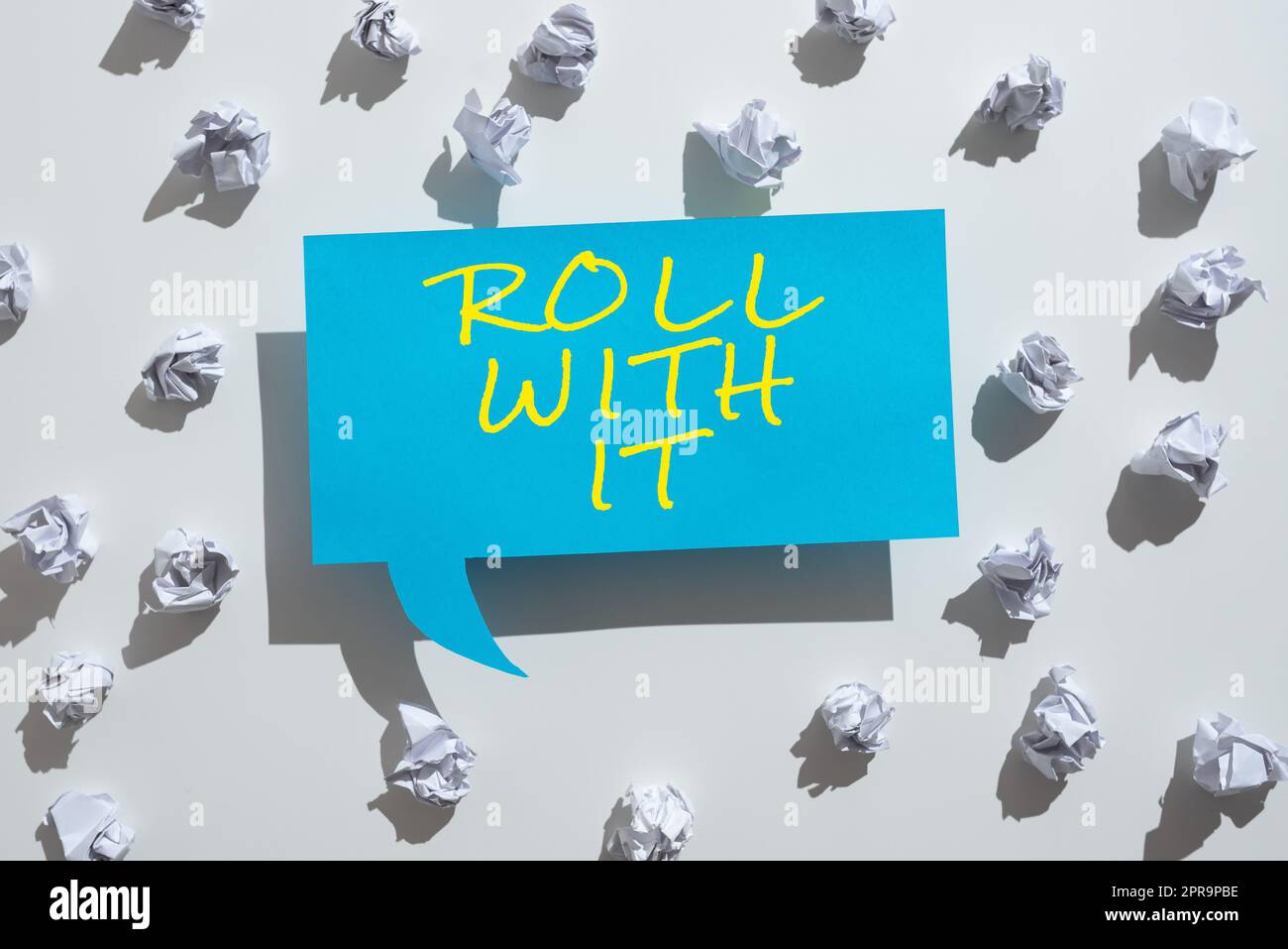 Didascalia concettuale con IT. Parole per andare avanti con le cose senza avere aspettative elevate legature di carta posizionate intorno a Speech Bubble con informazioni importanti. Foto Stock