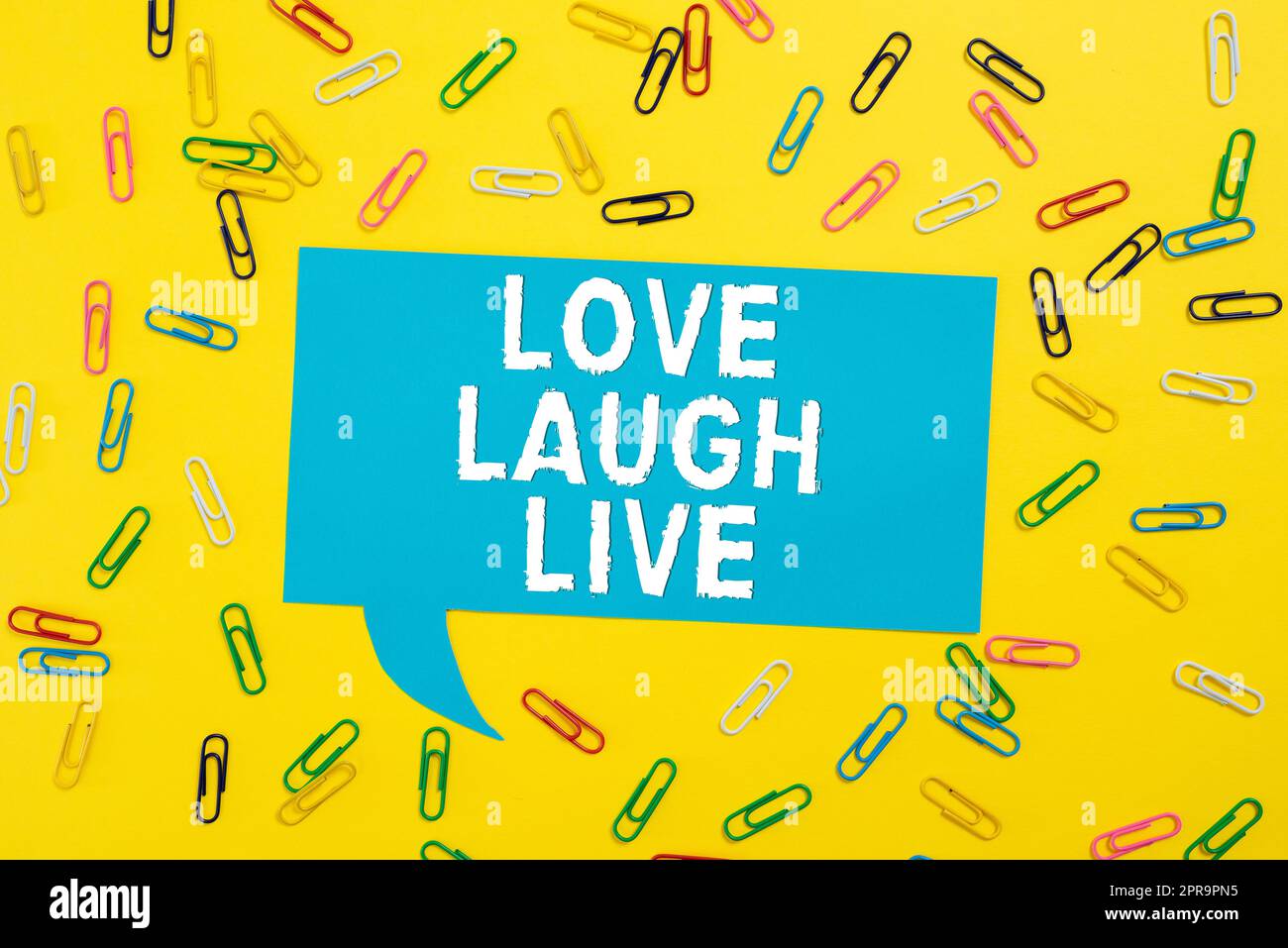 Testo che mostra ispirazione Love Laugh Live. Idea di business lasciati ispirare positivo goditi le tue giornate ridendo di buon umore le graffette colorate posizionate intorno a Speech Bubble con informazioni importanti. Foto Stock