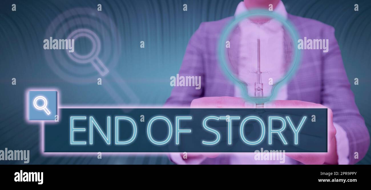 Testo calligrafico fine storia. Vetrina aziendale enfatizza che nulla da aggiungere letteratura scrittura giornalismo donna in possesso di Una lampadina che mostra informazioni e idee digitali. Foto Stock