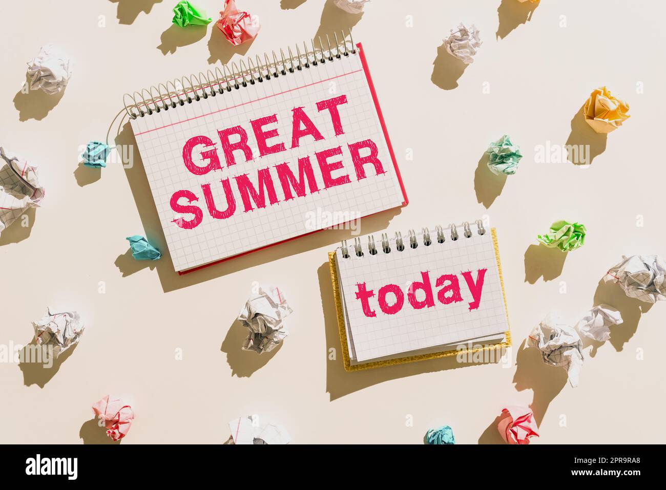 Didascalia concettuale grande estate. Idea di lavoro divertirsi buon sole andare in spiaggia godersi notebook all'aperto con messaggi importanti circondati da impacchi di carta. Foto Stock