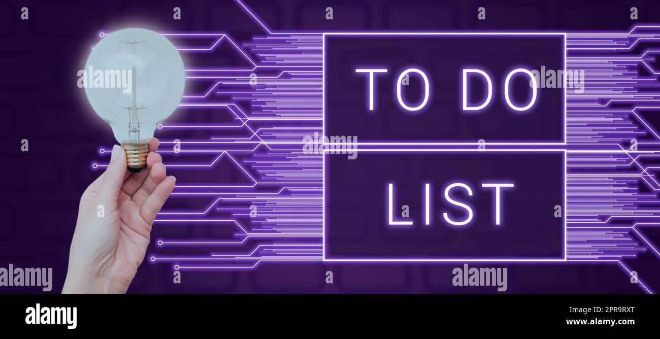 Segno visualizzato To Do List (elenco attività). Panoramica aziendale Una struttura di solito realizzata in carta contenente il compito della tua donna che tiene la lampadina di Digital Boxes mostrando nuove strategie. Foto Stock