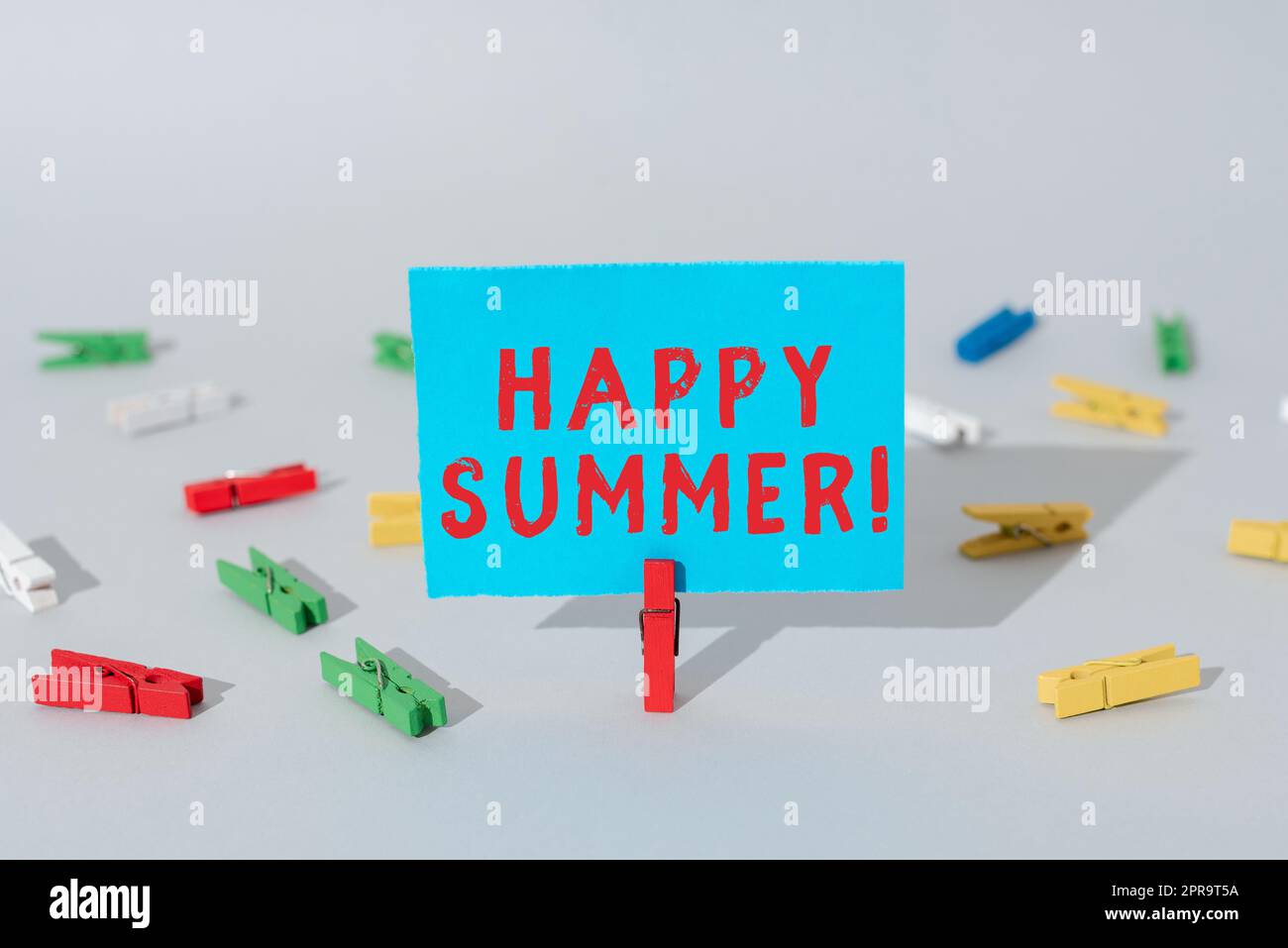 Visualizzazione concettuale Happy Summer. Internet Concept spiagge Sunshine relax caldo soleggiato stagione Solstizio messaggio importante presentato su un pezzo di carta tagliato con clip. Foto Stock