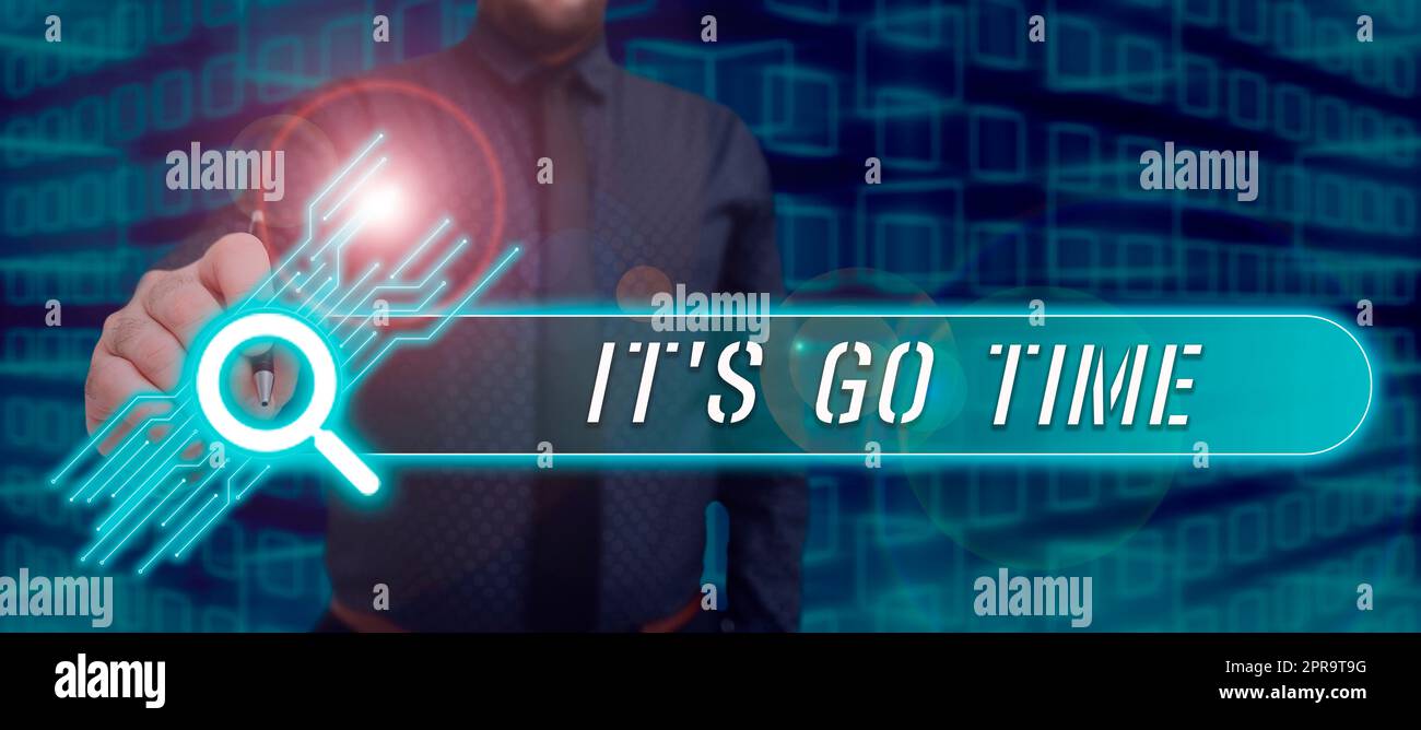 L'ispirazione mostra segno che È tempo di andare. Parola scritta in un periodo per svolgere le attività assegnate portala SU una persona affascinante che tiene una penna che presenta la barra di ricerca del display digitale. Foto Stock