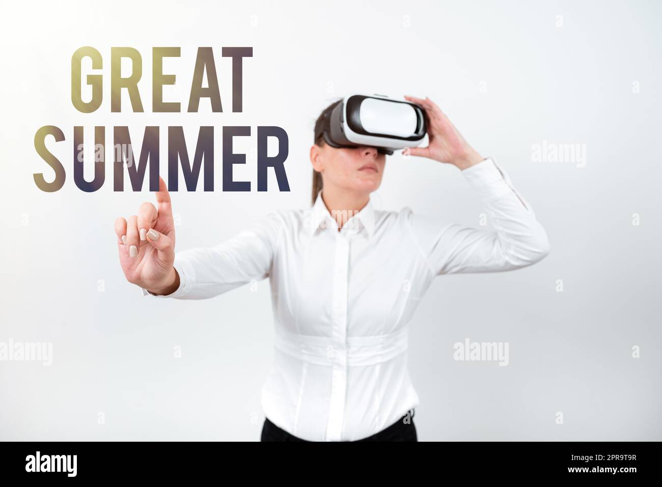 Testo calligrafico "grande estate". Internet Concept divertirsi bene il sole andare in spiaggia godersi una donna all'aperto che indossa occhiali VR e che punta un messaggio importante con un solo dito. Foto Stock