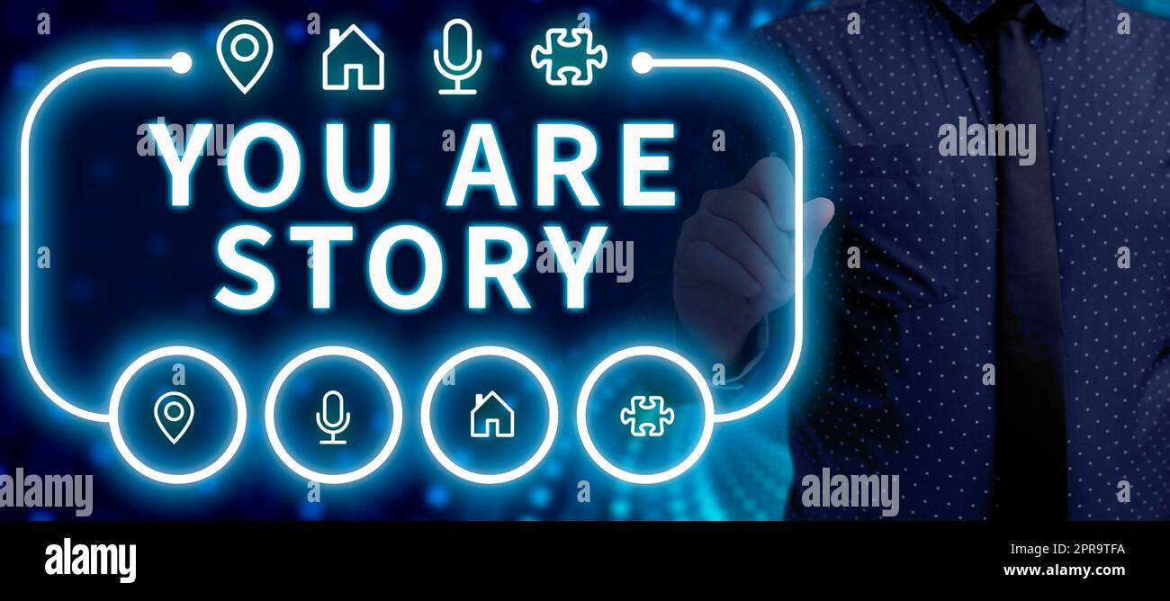 Scrivete a mano il cartello You Are Story. Concetto di business le tue storie contano e sono importanti da raccontare a tutti uomo con penna che punta sui simboli digitali con informazioni importanti. Foto Stock
