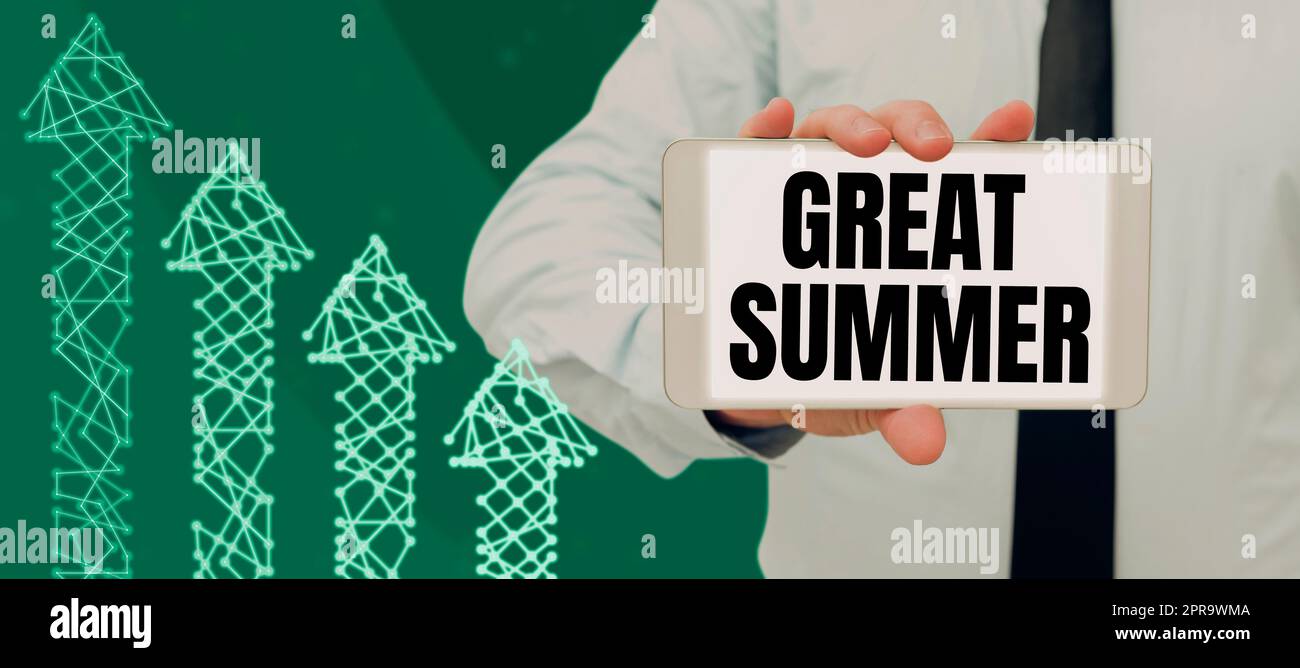 Scritta a mano Great Summer. Word Written on Having Fun Good Sunshine Going to the Beach enjoying outdoor Man showing tablet by Arrow Symbols Presents New Business Ideas. Foto Stock