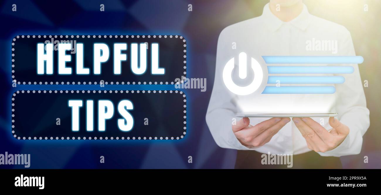 Il suggerimento utile per la scrittura a mano è. Approccio aziendale Chiedi a un esperto soluzioni suggerimenti consulenza avviso donna in possesso di un tablet che presenta il pulsante digitale e condivide le informazioni. Foto Stock