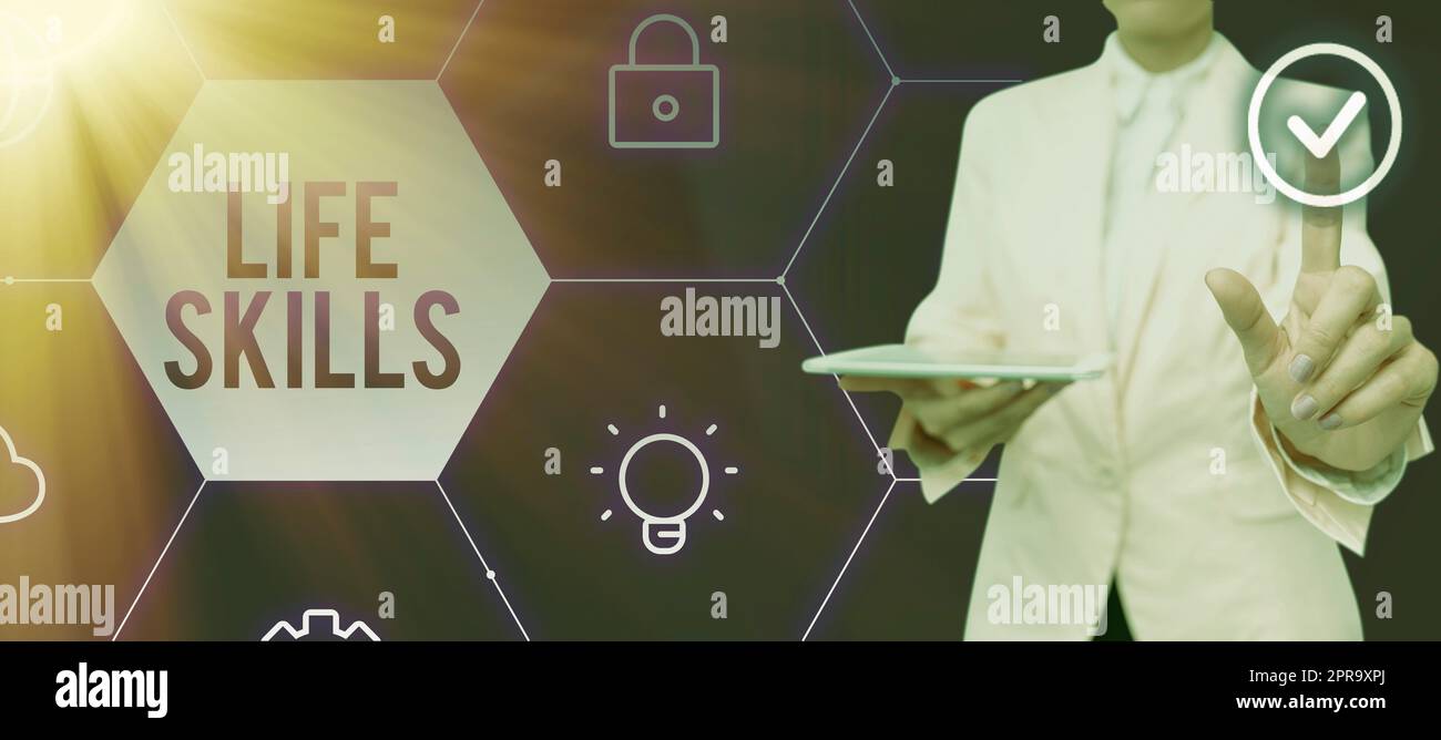 Segno che mostra abilità di vita. Concetto di Internet necessario o auspicabile piena partecipazione all'uomo d'affari di tutti i giorni in completo di blocco note che simboleggia il successo del lavoro di squadra. Foto Stock