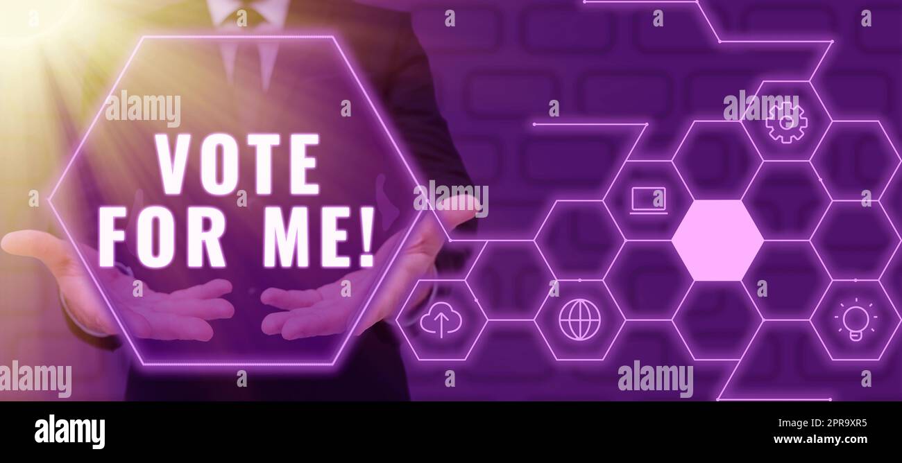 Didascalia di testo che presenta Vota per me. Business Concept Campaining per una posizione di governo nelle prossime elezioni uomo d'affari che tiene importanti informazioni su Hands With Symbols Around. Foto Stock