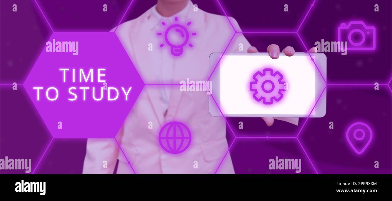 Segno che indica l'ora di inizio studio. Foto concettuale gli esami futuri devono concentrarsi sugli studi Impara la lezione donna che mostra il telefono cellulare con grafica S ed esagono. Foto Stock